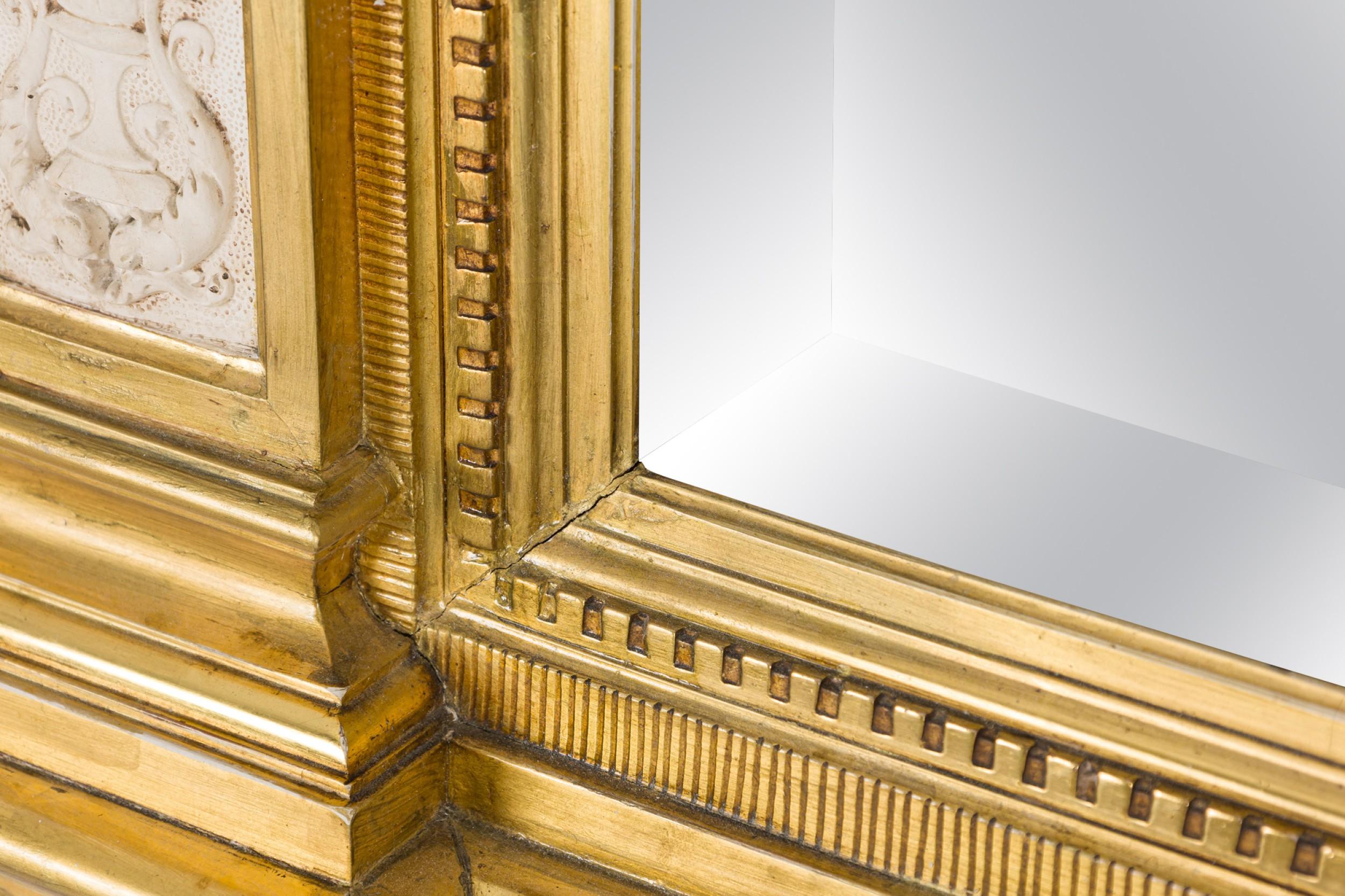XIXe siècle Miroir monumental néo-classique suédois peint en crème et doré au parchemin en vente