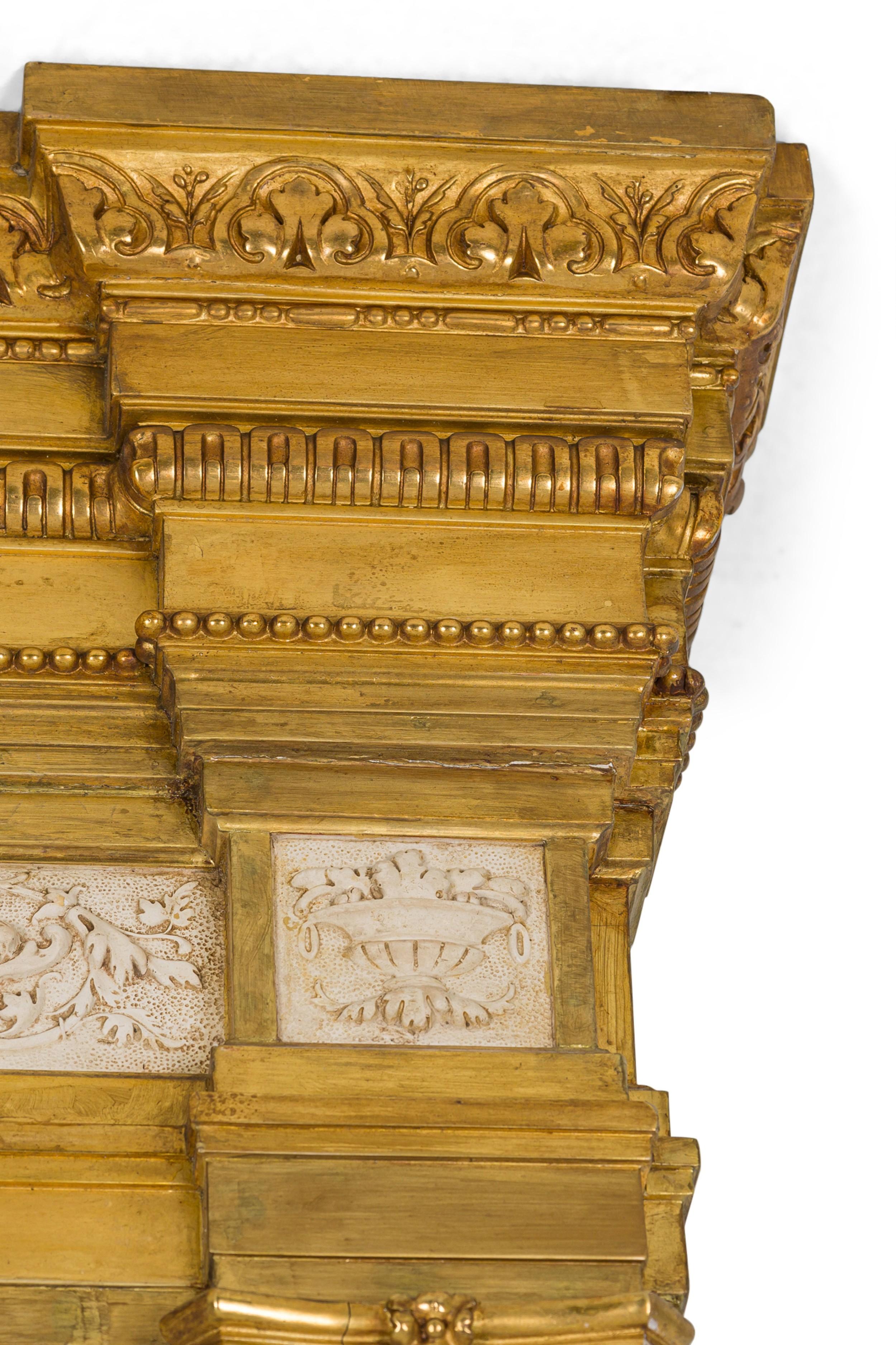Bois doré Miroir monumental néo-classique suédois peint en crème et doré au parchemin en vente