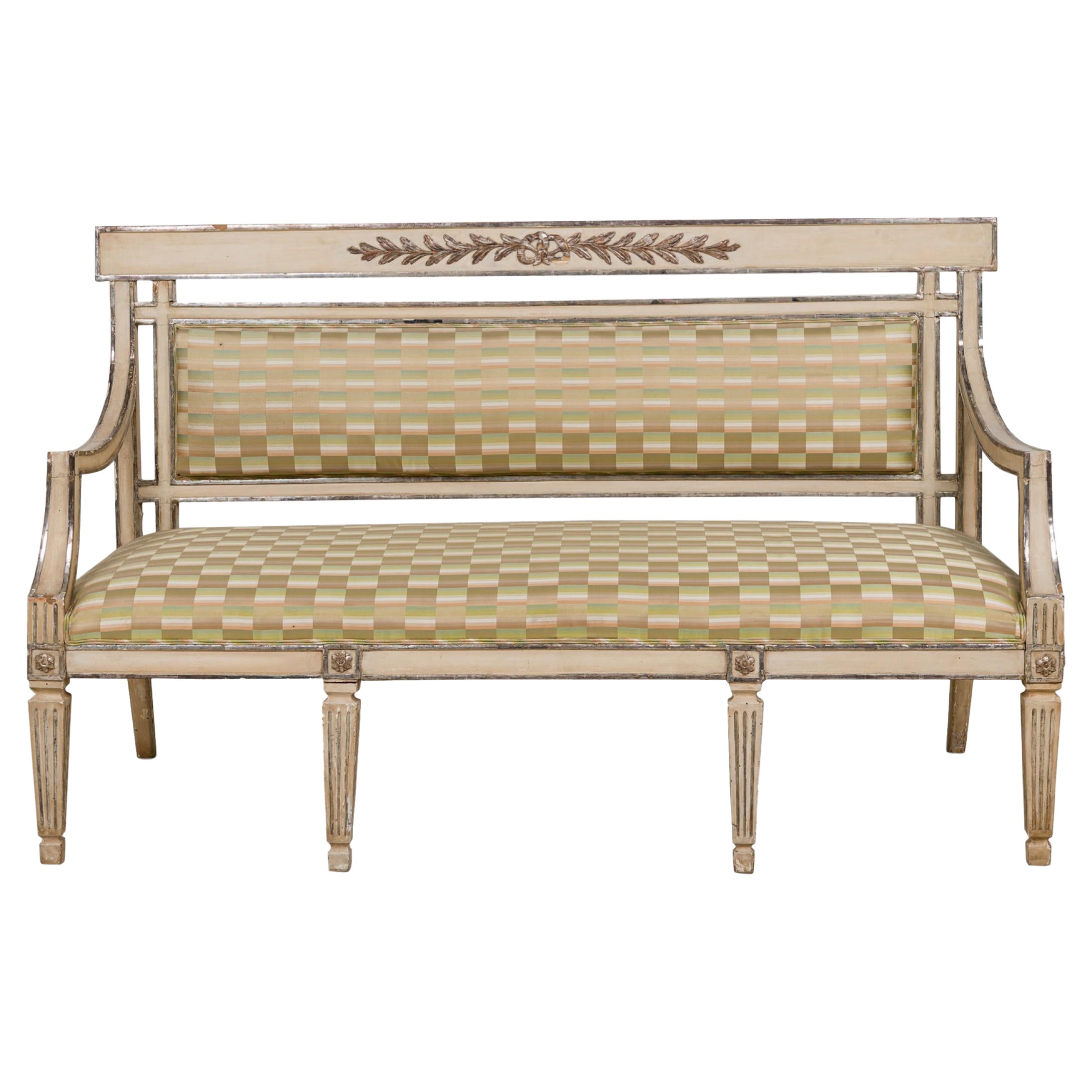 Settee suédoise néo-classique peinte en blanc et dorée à la feuille