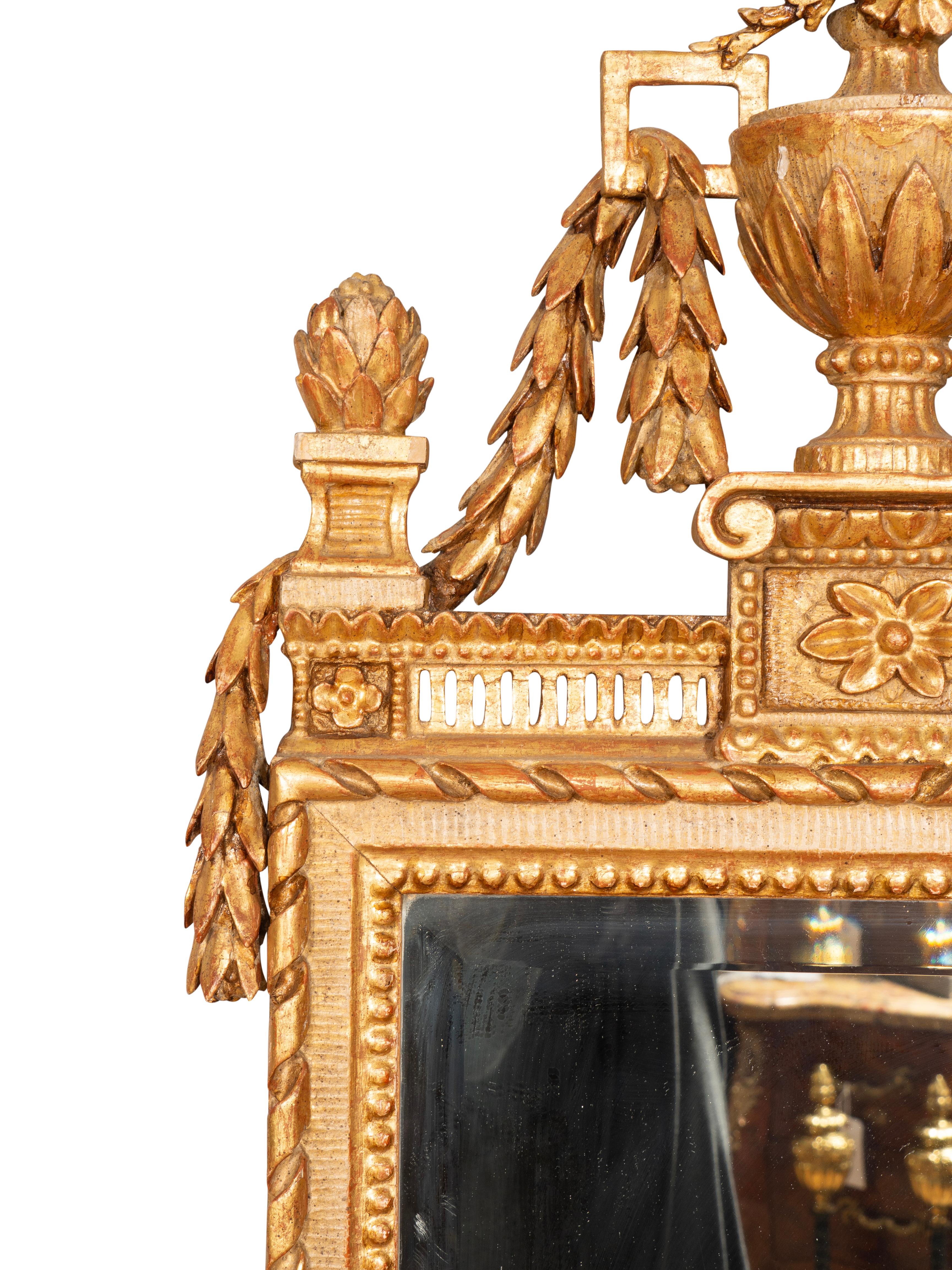 Specchio svedese neoclassico in legno dorato e dipinto In condizioni buone in vendita a Essex, MA