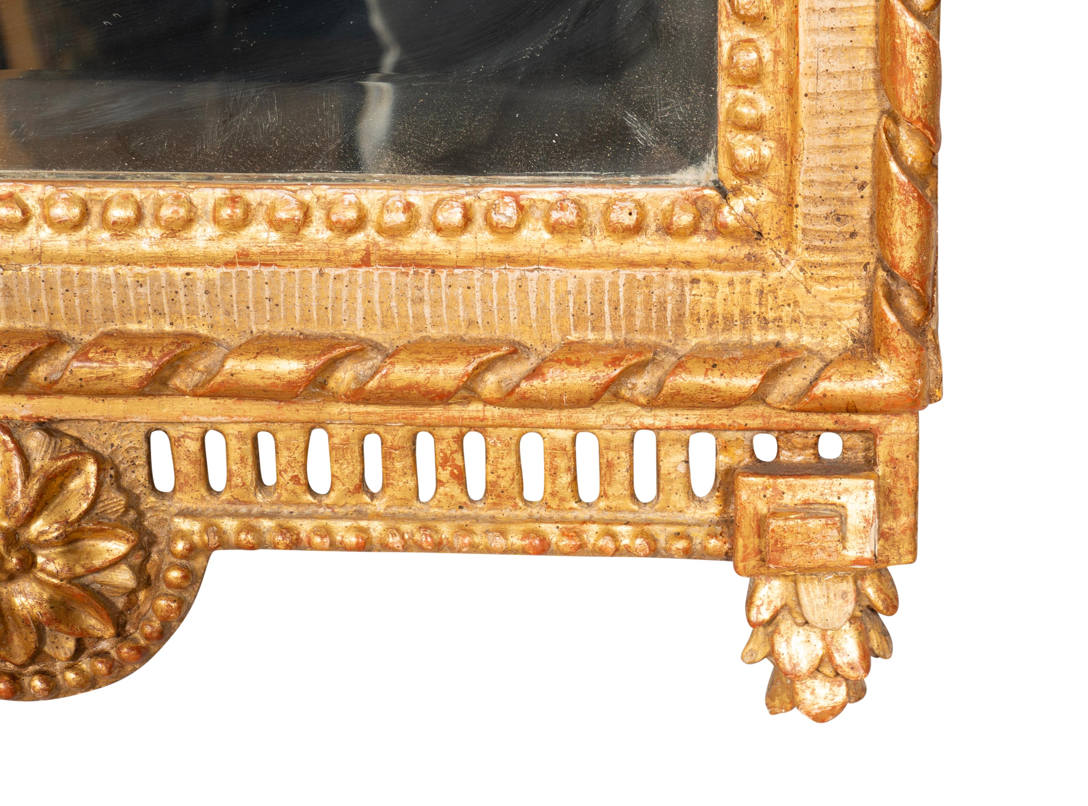 Legno dorato Specchio svedese neoclassico in legno dorato e dipinto in vendita