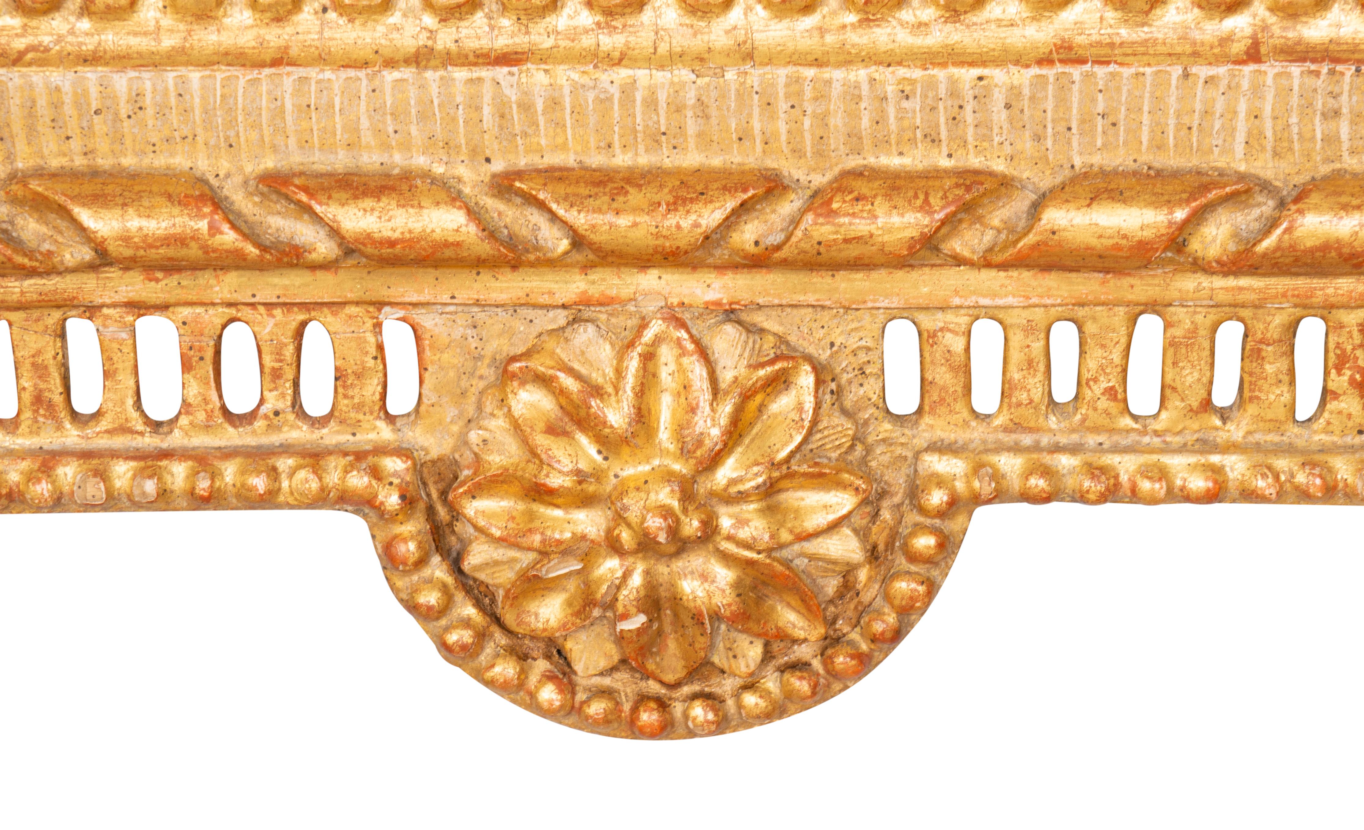 Specchio svedese neoclassico in legno dorato e dipinto in vendita 2