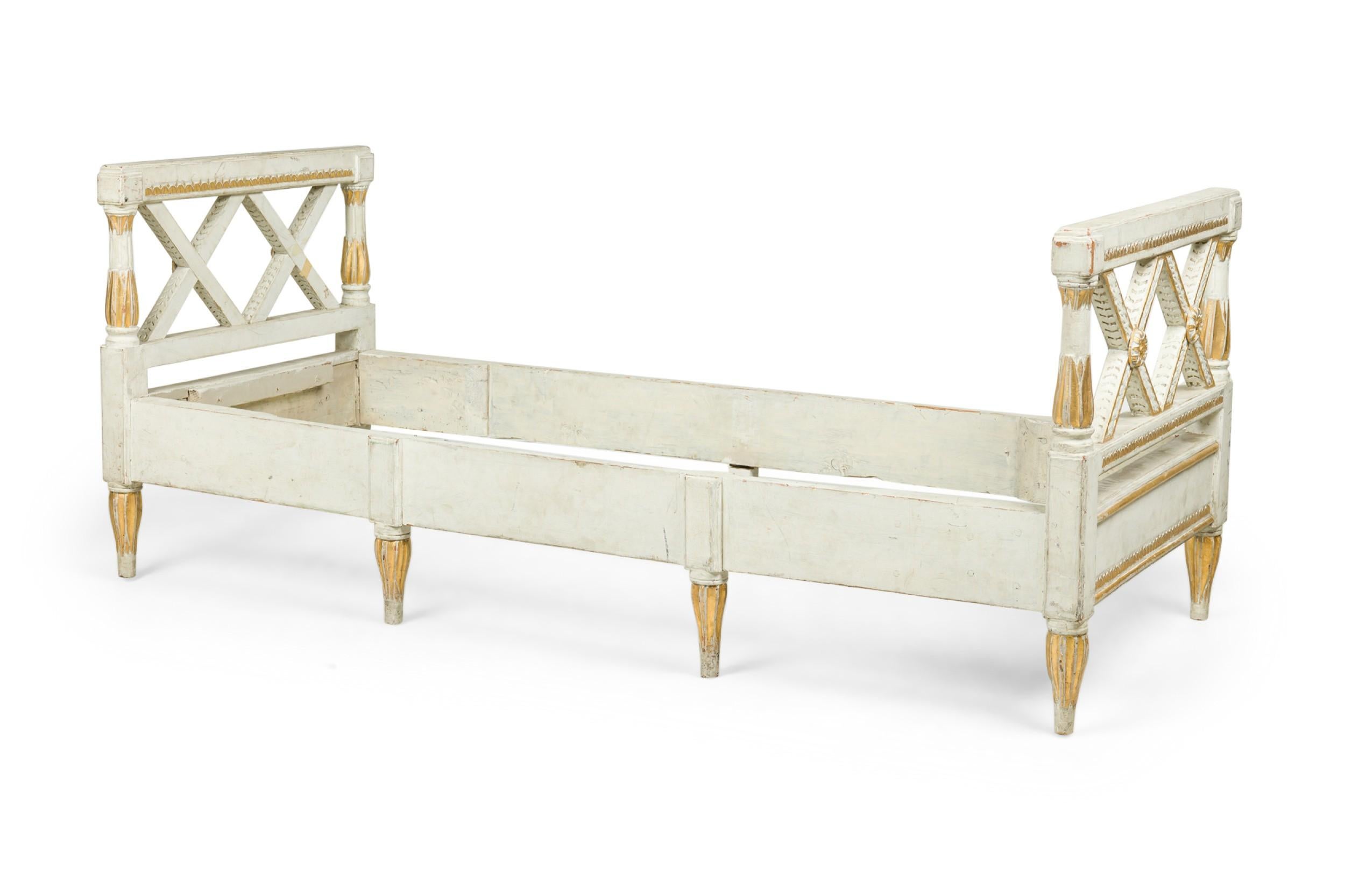 Schwedisches neoklassizistisches Bett mit weißer und vergoldeter Bemalung (Baltisch) im Angebot