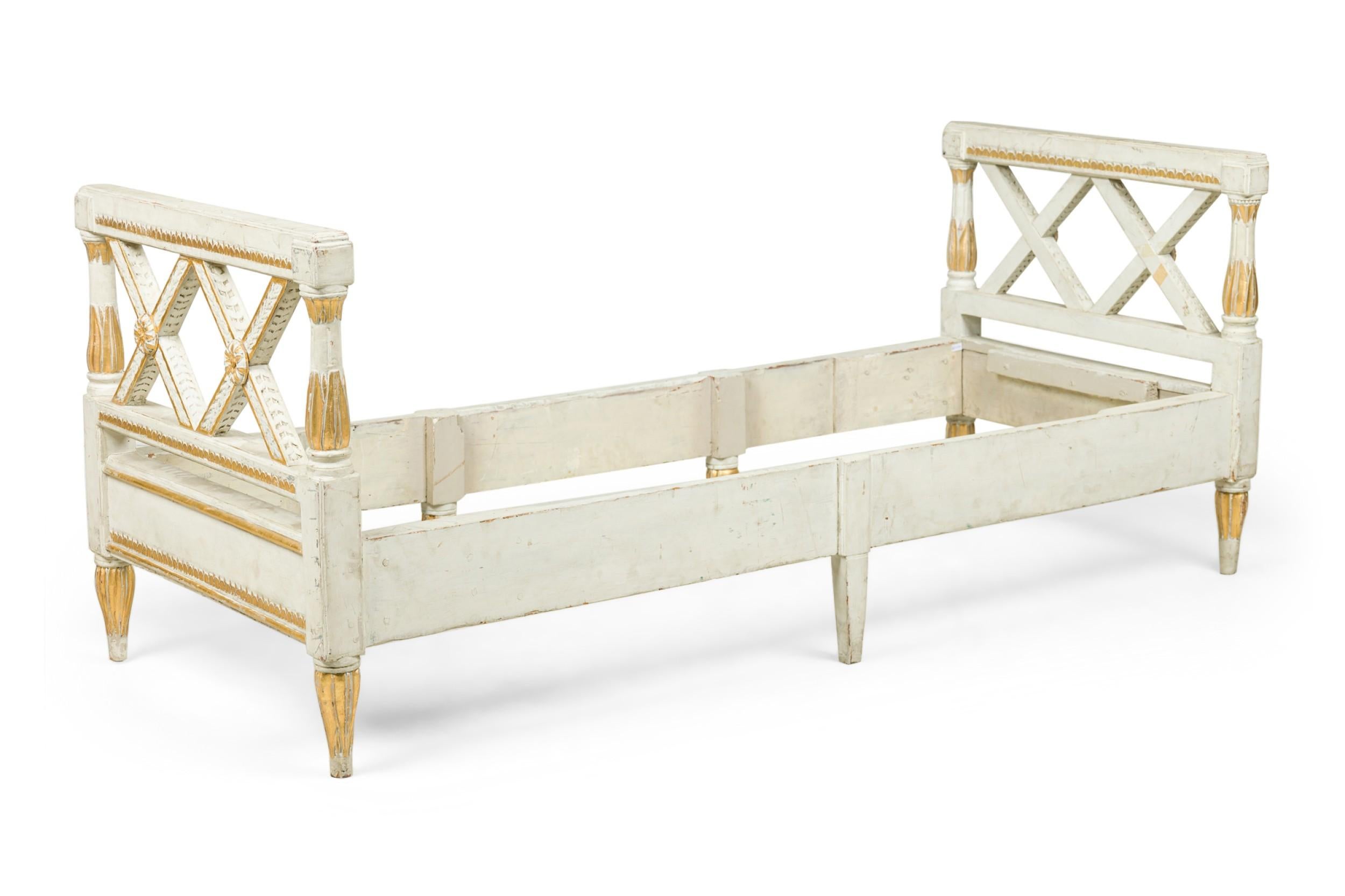 Schwedisches neoklassizistisches Bett mit weißer und vergoldeter Bemalung im Zustand „Gut“ im Angebot in New York, NY