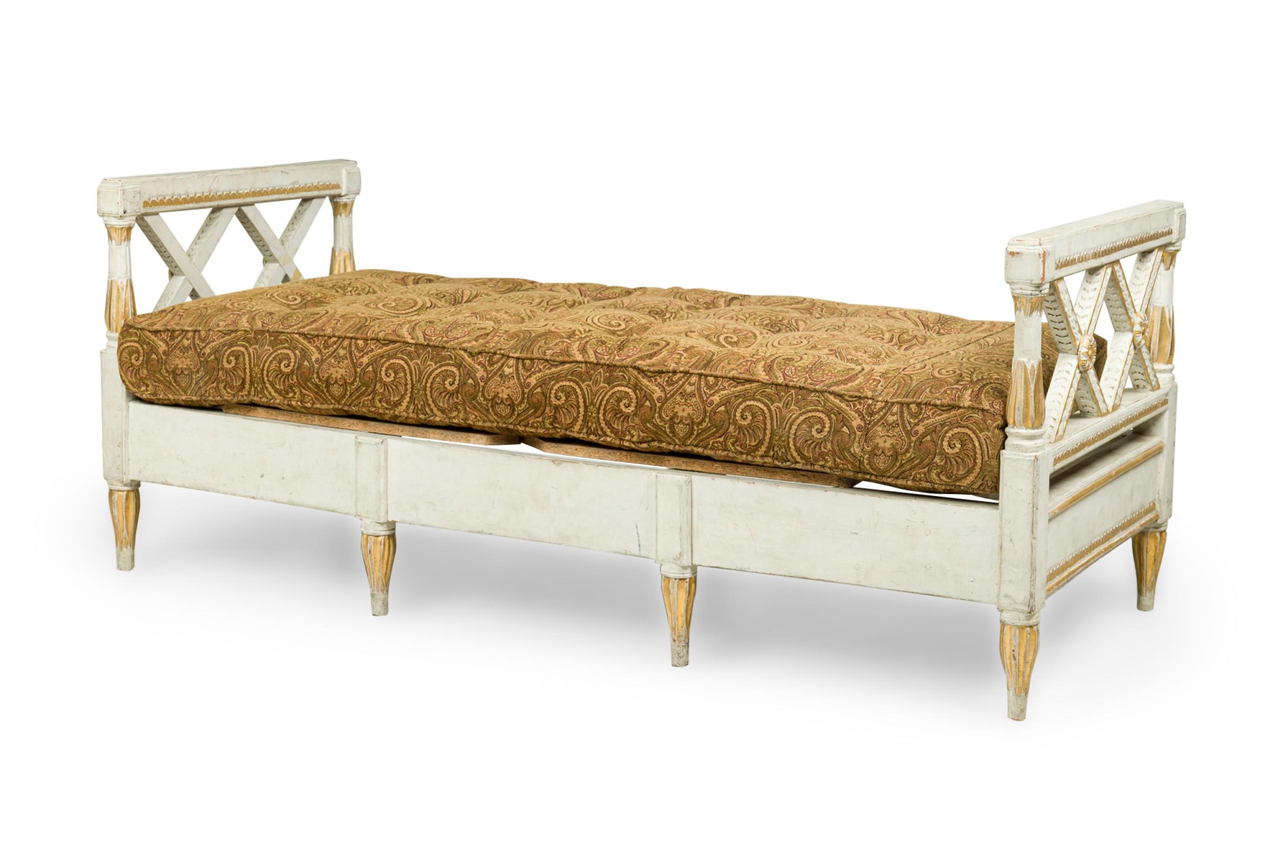 Schwedisches neoklassizistisches Bett mit weißer und vergoldeter Bemalung im Angebot 1