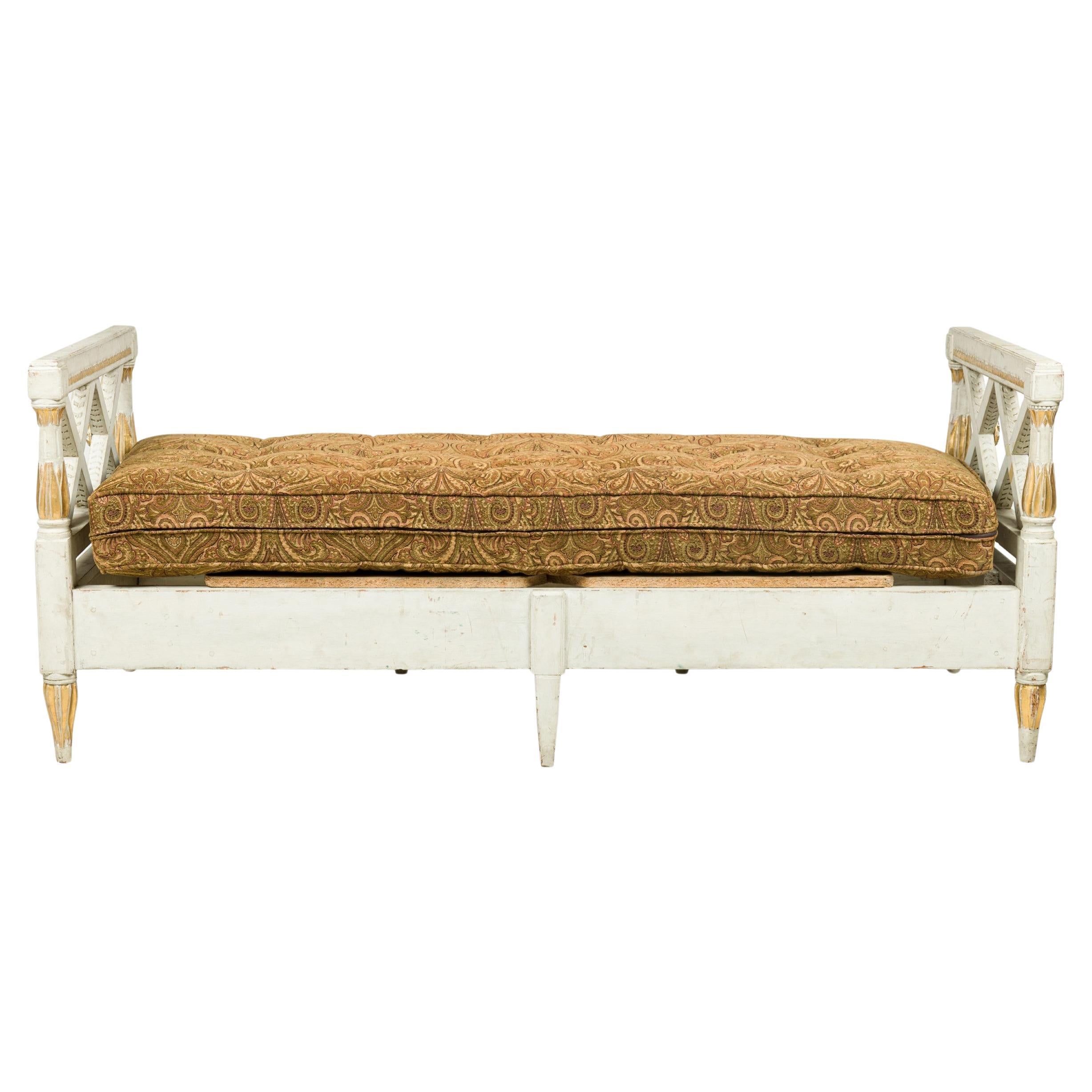 Schwedisches neoklassizistisches Bett mit weißer und vergoldeter Bemalung im Angebot