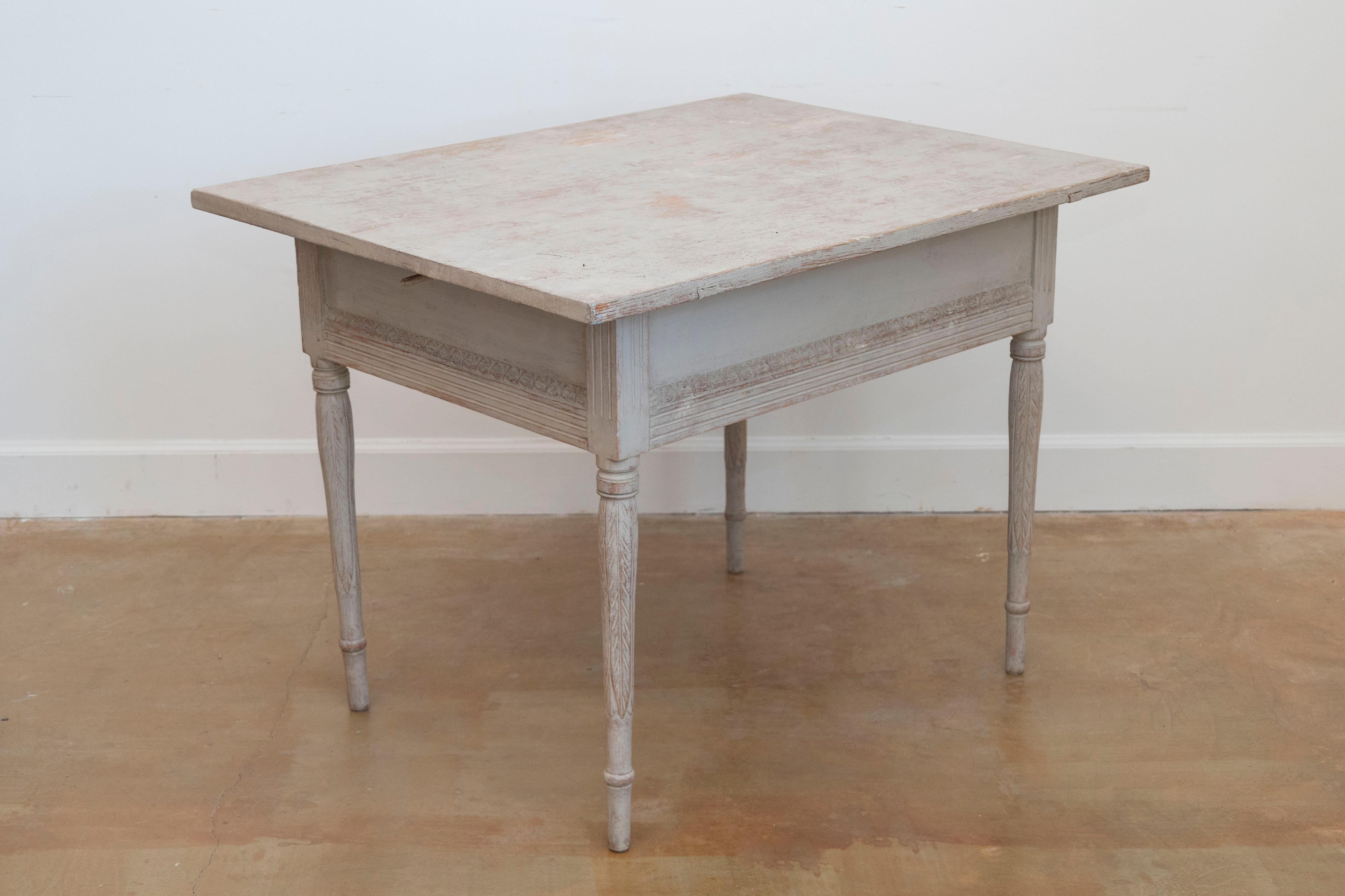 Ein schwedischer Wandtisch im neoklassizistischen Stil aus dem späten 18. Jahrhundert mit geschnitzten Wasserblattmotiven. Dieser klassizistische Tisch, der im letzten Jahrzehnt des 18. Jahrhunderts in Schweden entstand, hat eine rechteckige Platte,