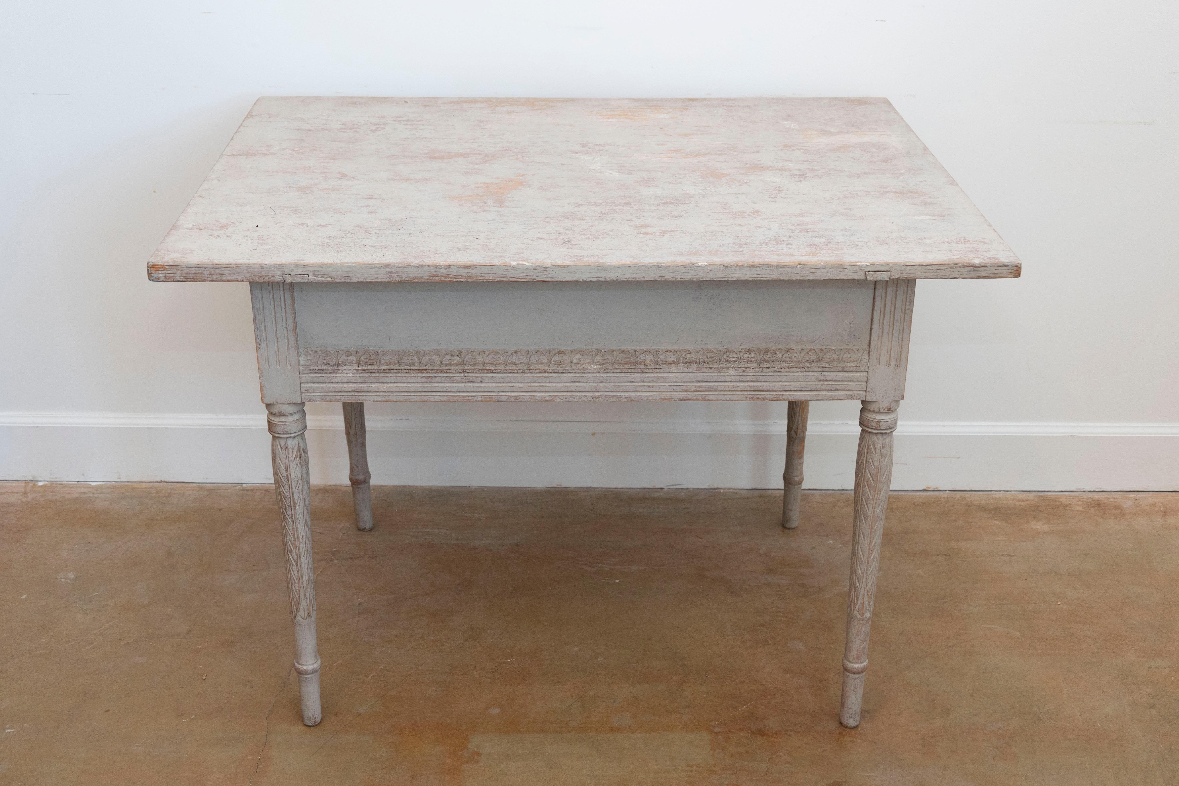 Schwedischer neoklassizistischer Wandtisch aus bemaltem Holz von 1790 mit geschnitzten Wasserblattmotiven (Neoklassisch) im Angebot