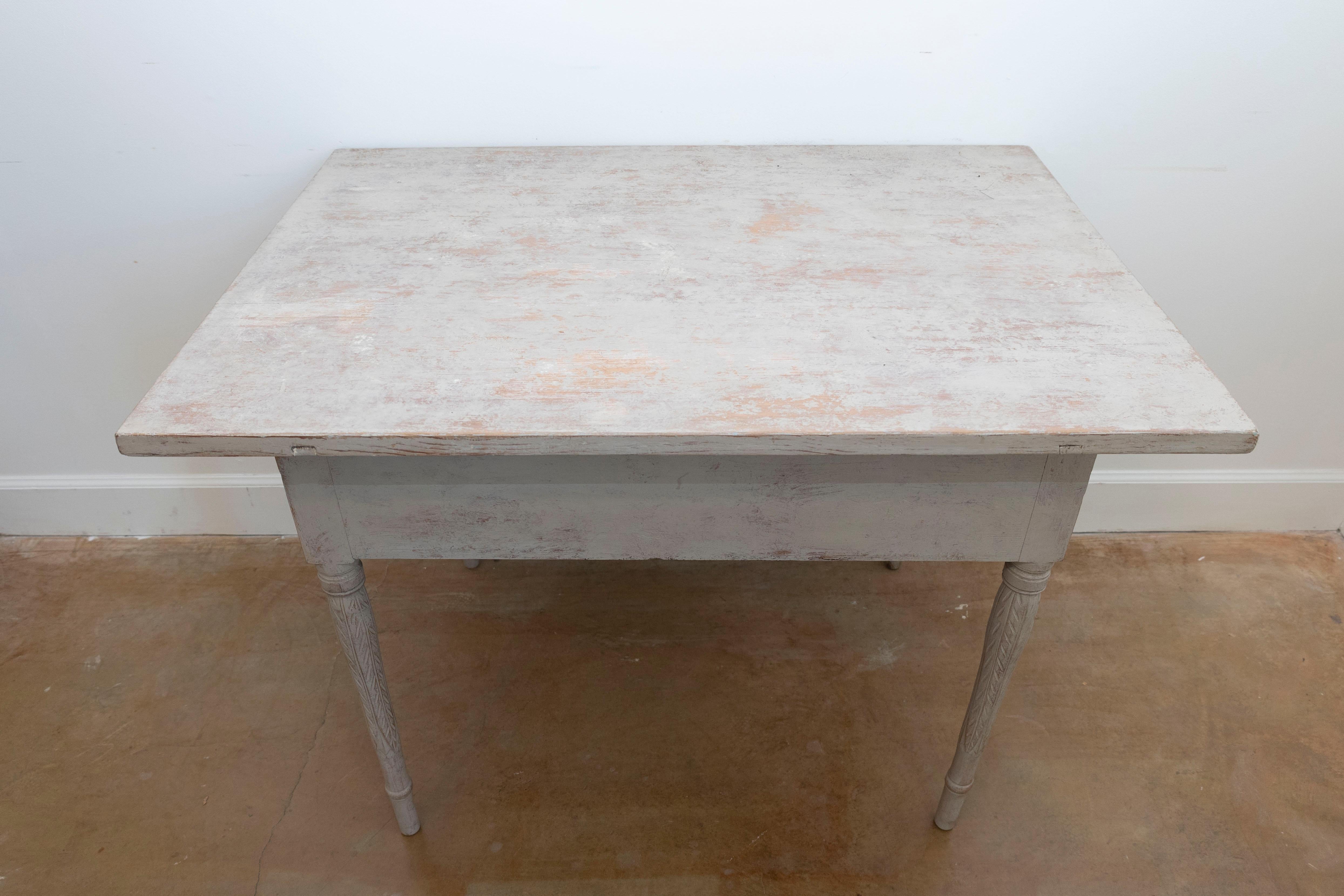Schwedischer neoklassizistischer Wandtisch aus bemaltem Holz von 1790 mit geschnitzten Wasserblattmotiven (18. Jahrhundert) im Angebot