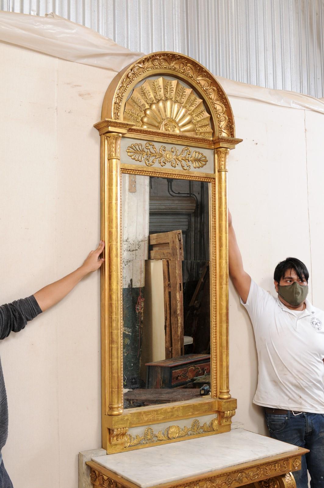 Suédois Console néoclassique suédoise en bois sculpté et doré avec miroir de Johan Martin Berg en vente