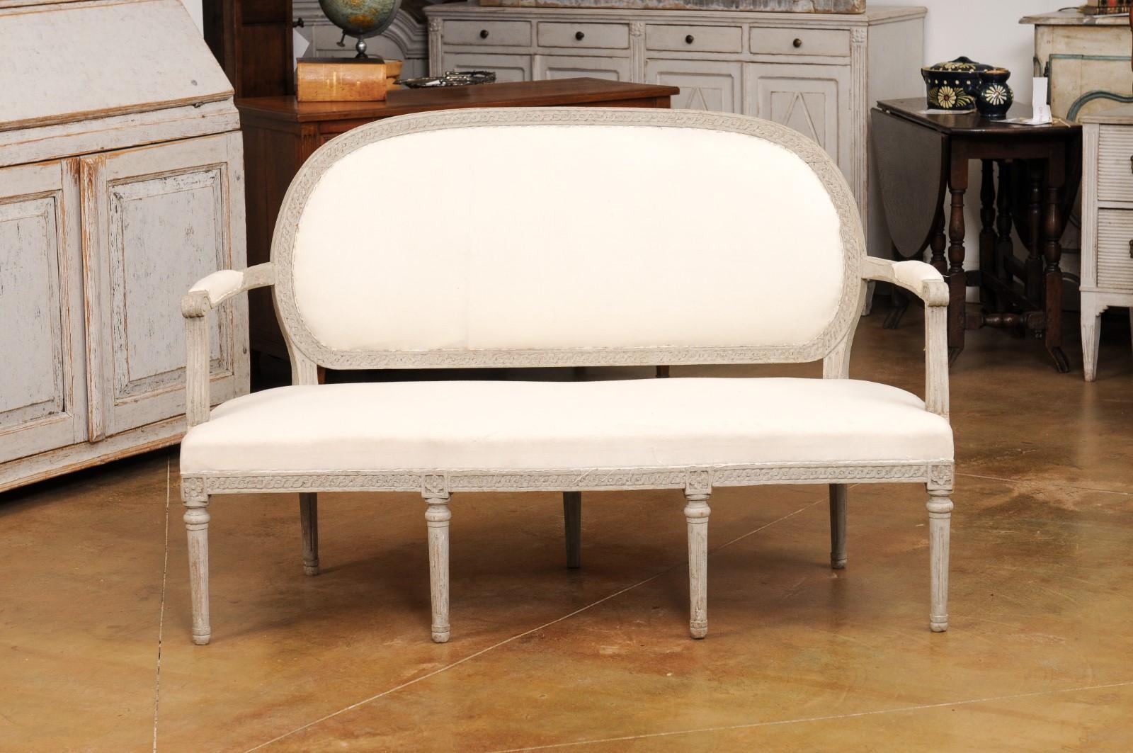 Schwedisches bemaltes Sofa im neoklassischen Stil der 1780er Jahre mit geschnitztem Guilloche-Fries (Neoklassisch) im Angebot