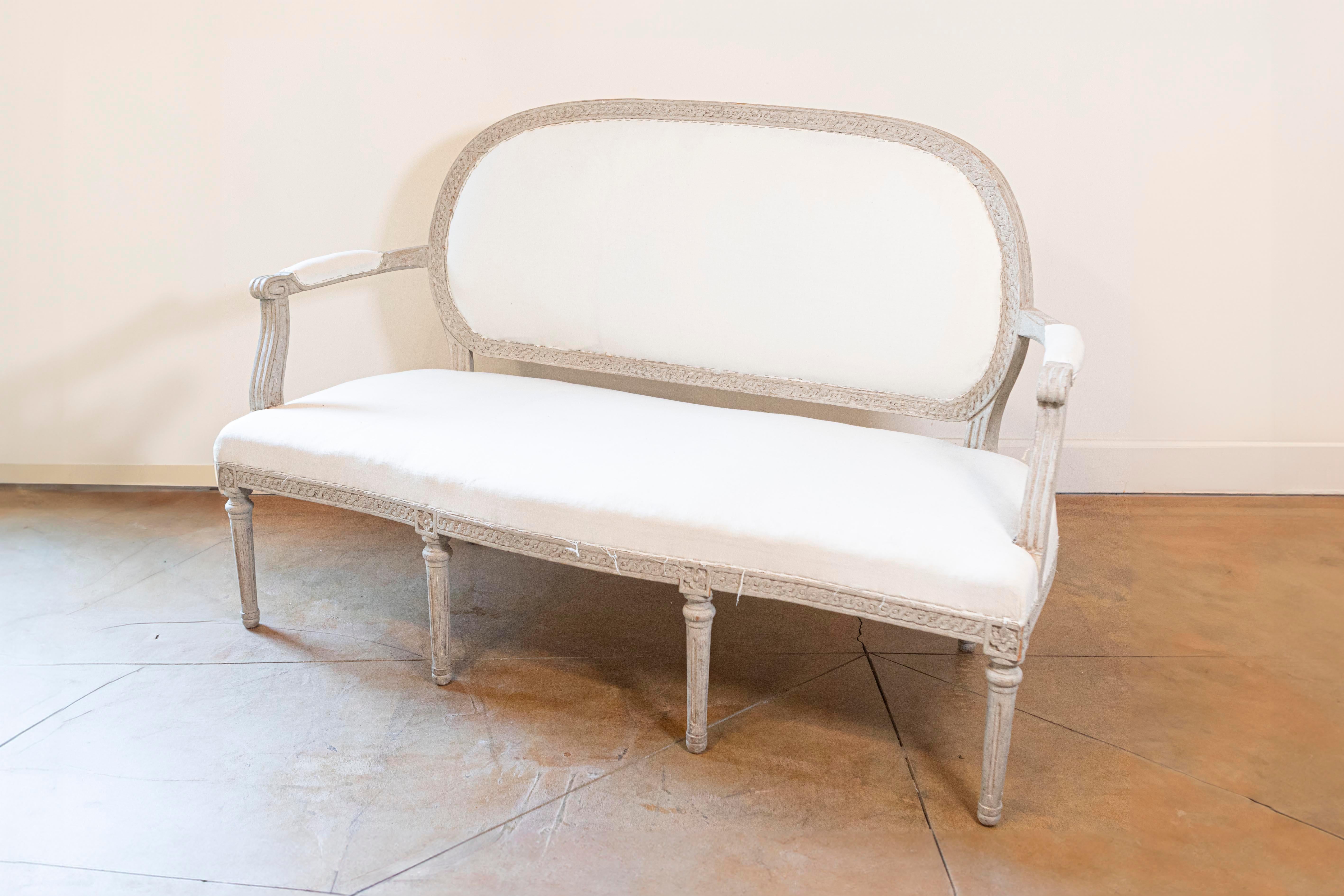Neoclassico Divano svedese dipinto del periodo neoclassico del 1780 con fregio guilloché intagliato in vendita