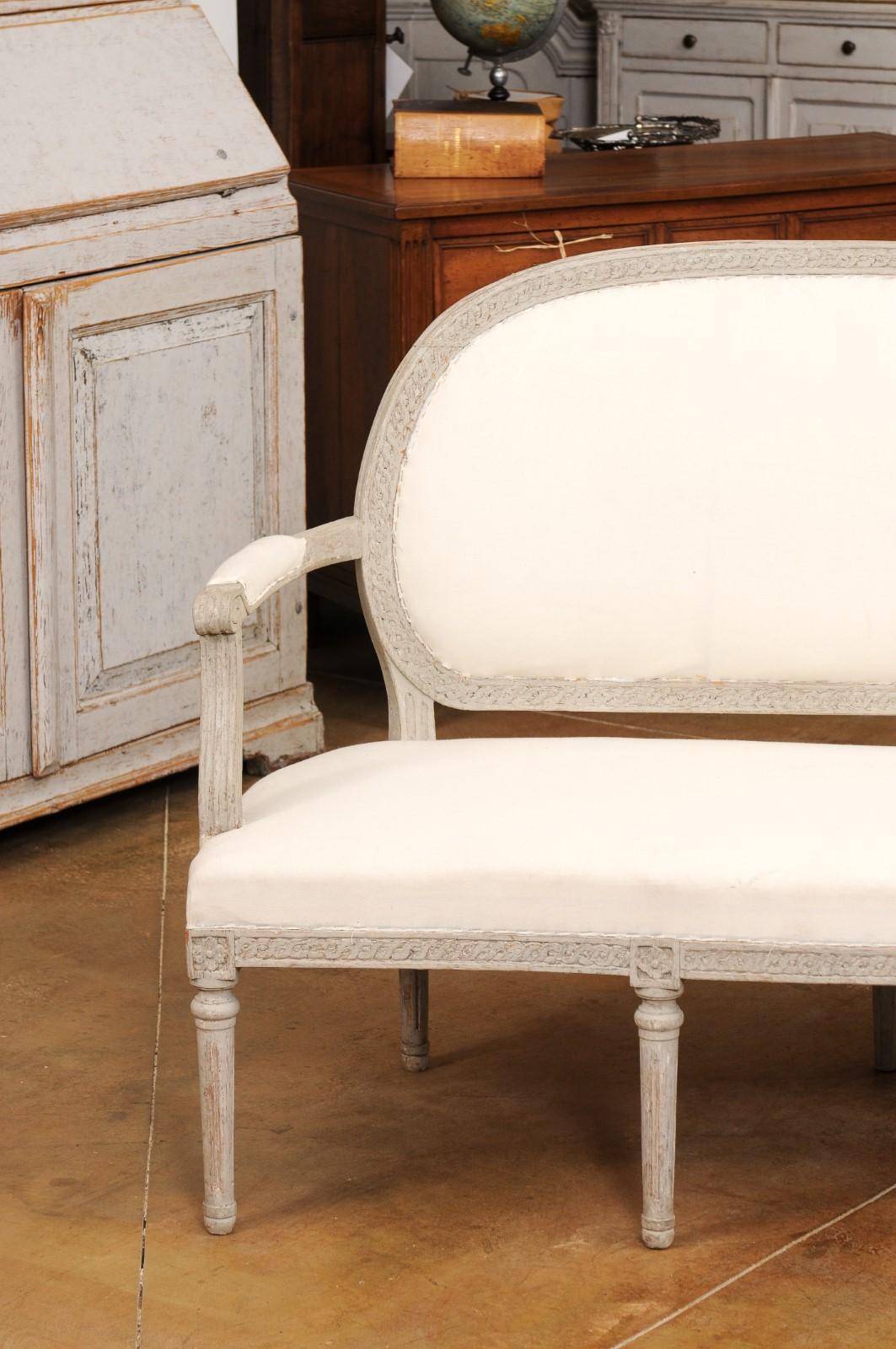 Schwedisches bemaltes Sofa im neoklassischen Stil der 1780er Jahre mit geschnitztem Guilloche-Fries (Geschnitzt) im Angebot
