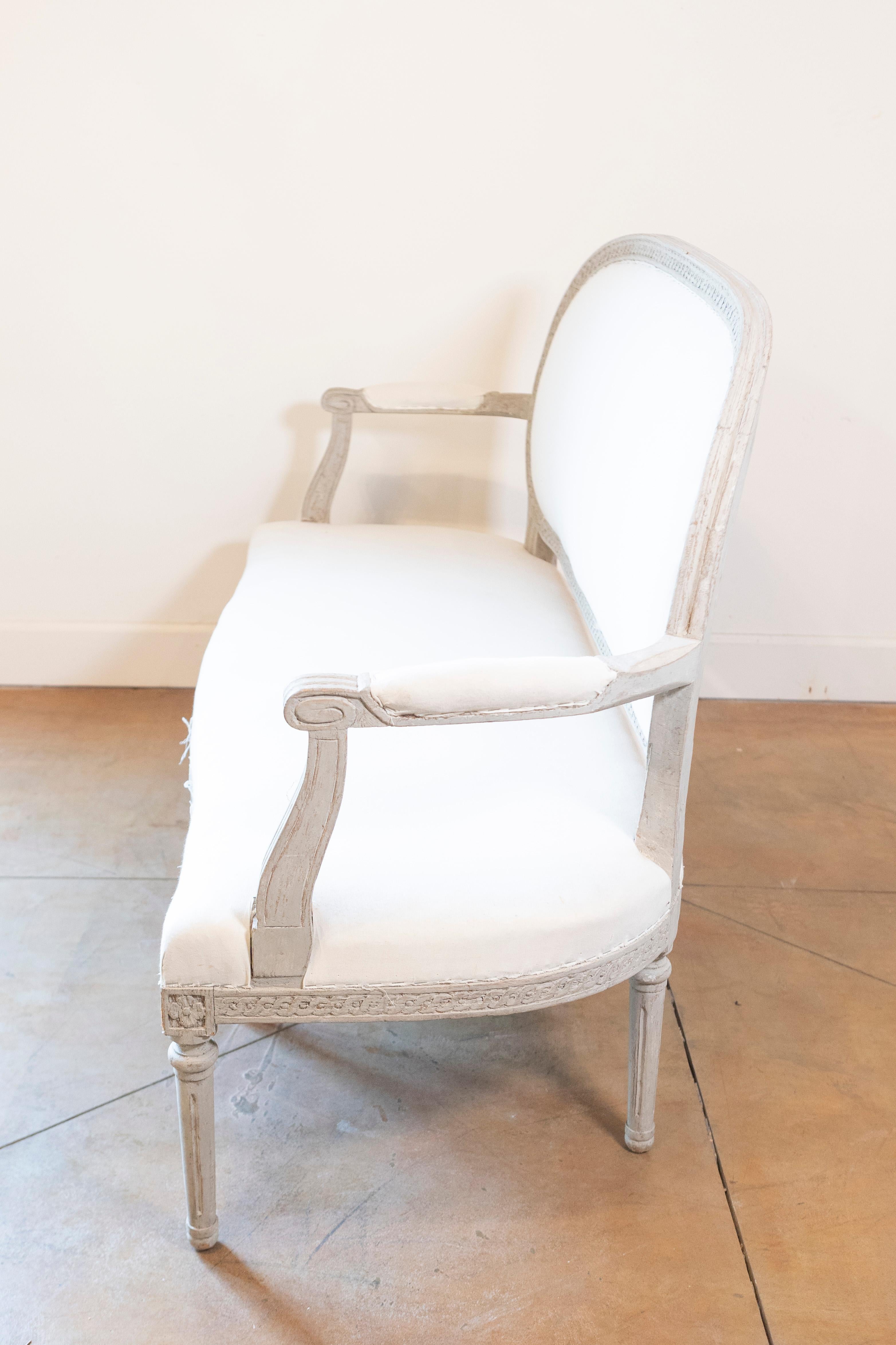 Svedese Divano svedese dipinto del periodo neoclassico del 1780 con fregio guilloché intagliato in vendita