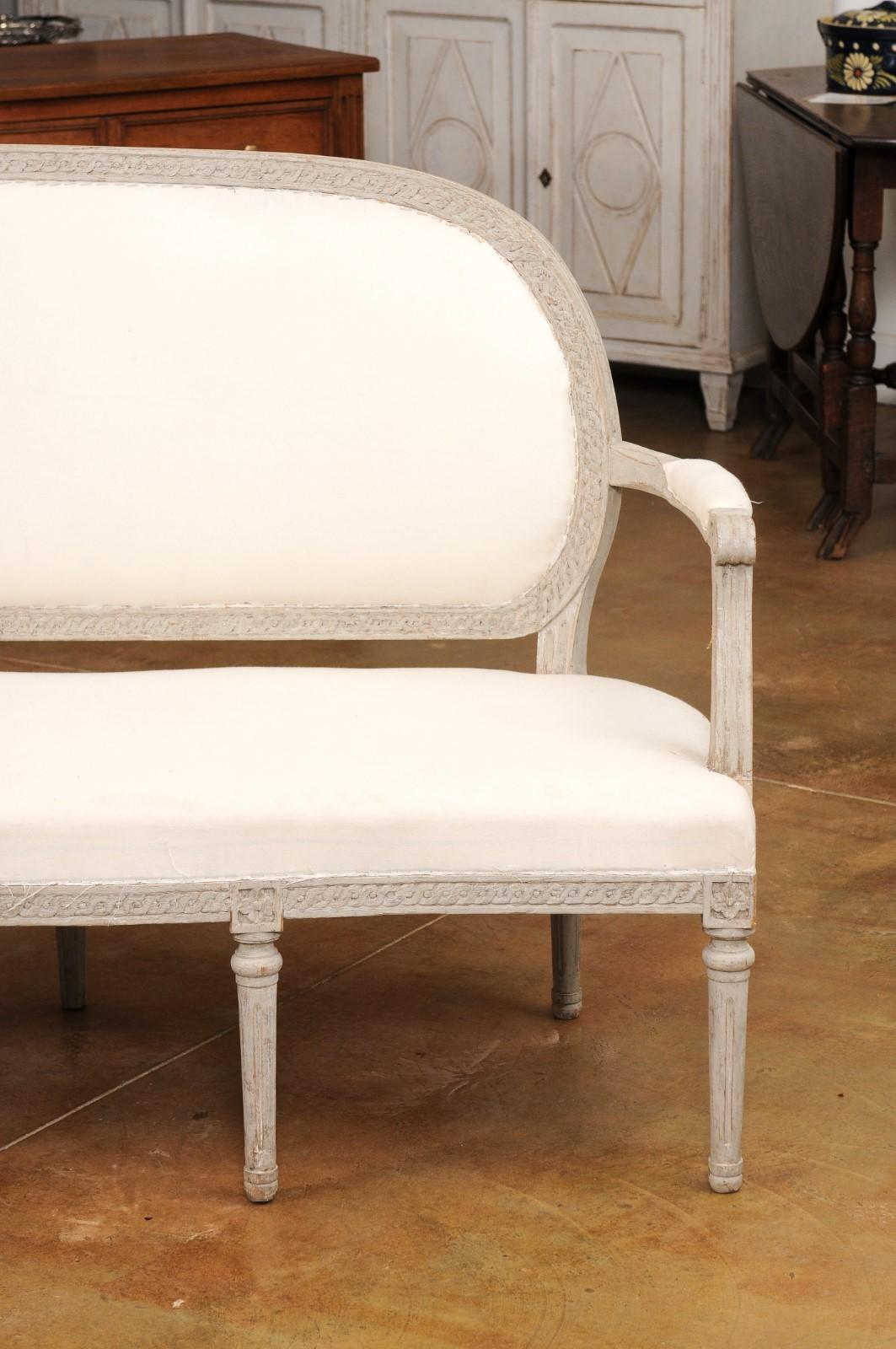 Schwedisches bemaltes Sofa im neoklassischen Stil der 1780er Jahre mit geschnitztem Guilloche-Fries im Zustand „Gut“ im Angebot in Atlanta, GA