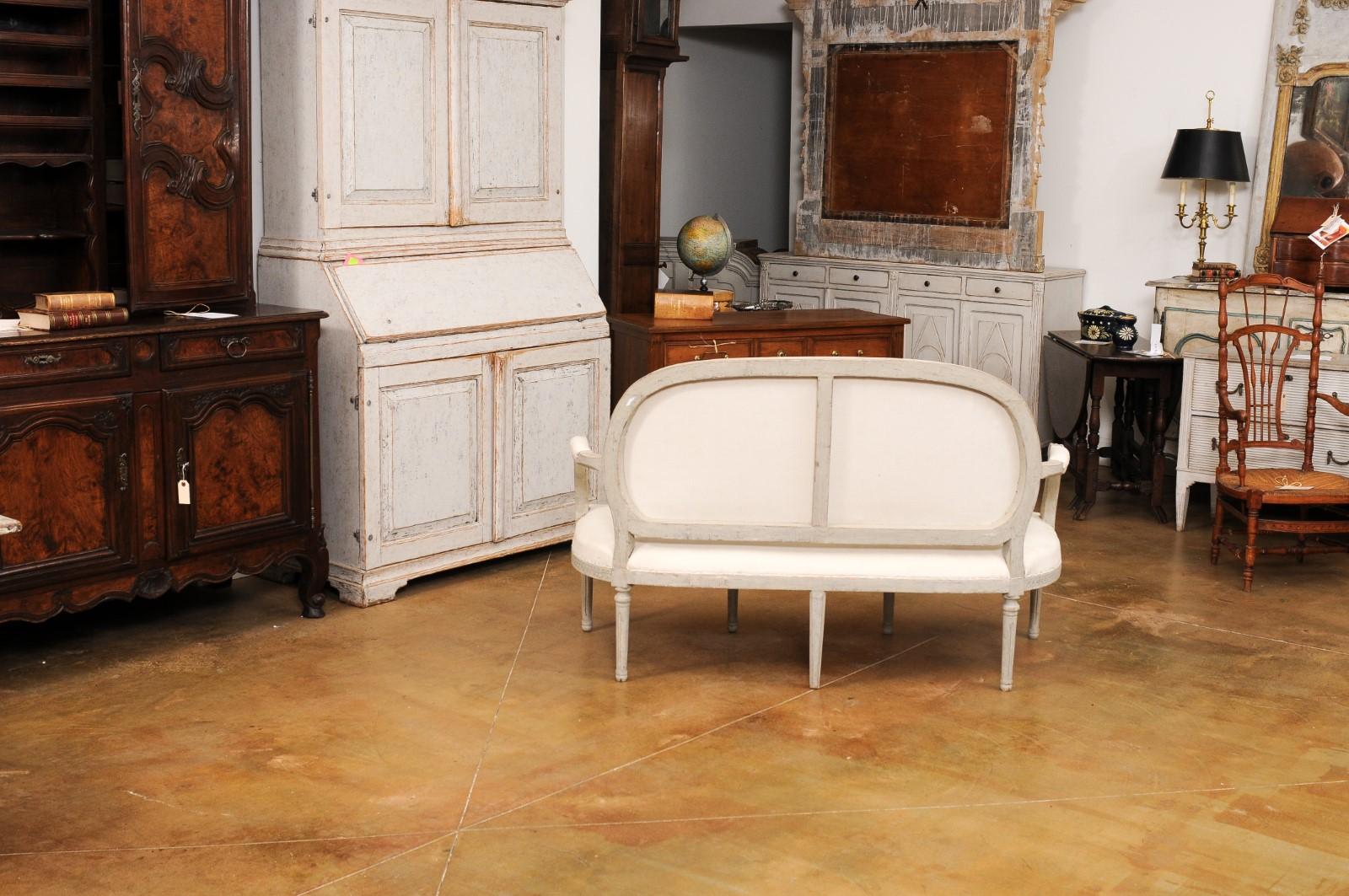 Schwedisches bemaltes Sofa im neoklassischen Stil der 1780er Jahre mit geschnitztem Guilloche-Fries im Angebot 1