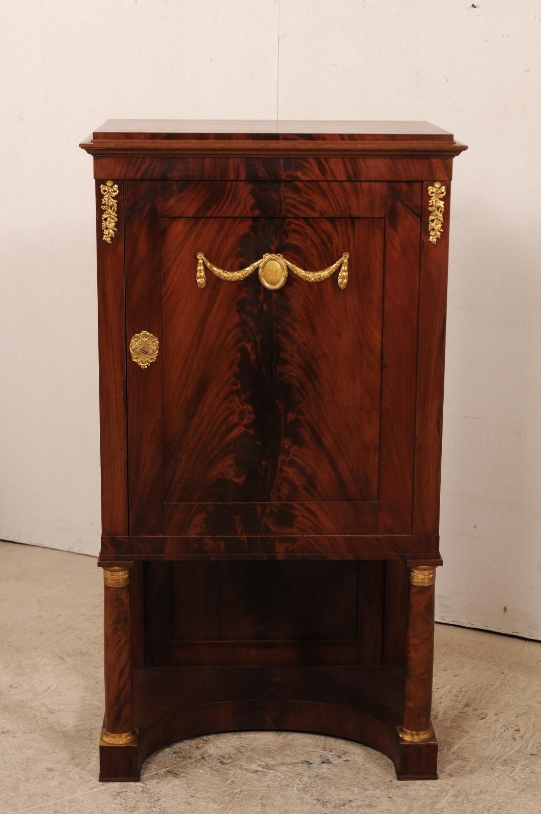 Armadio rialzato neoclassico svedese con ripiano in vendita 3