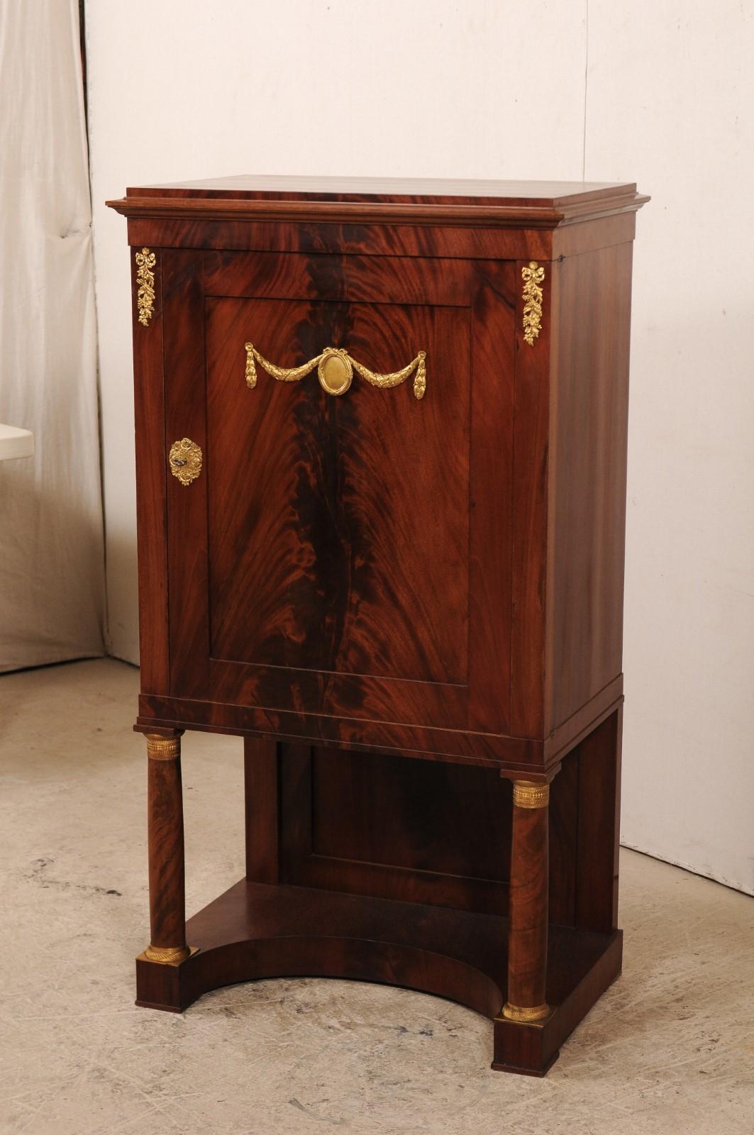 Armadio rialzato neoclassico svedese con ripiano in vendita 4