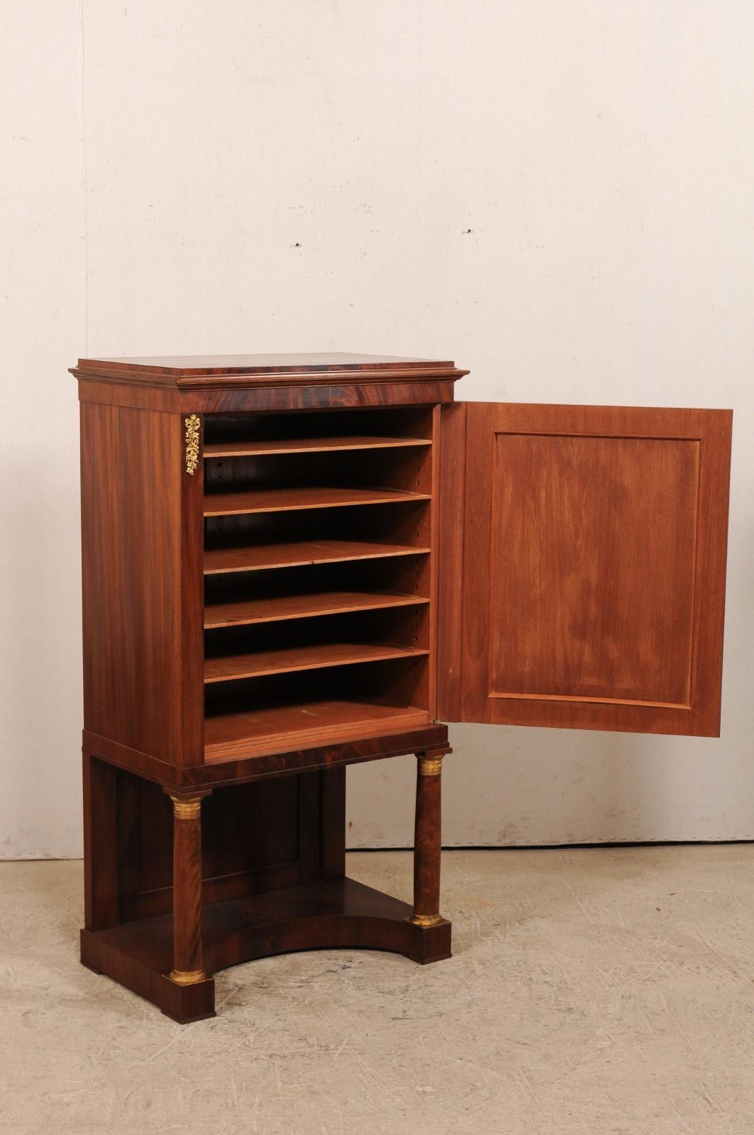 Neoclassico Armadio rialzato neoclassico svedese con ripiano in vendita
