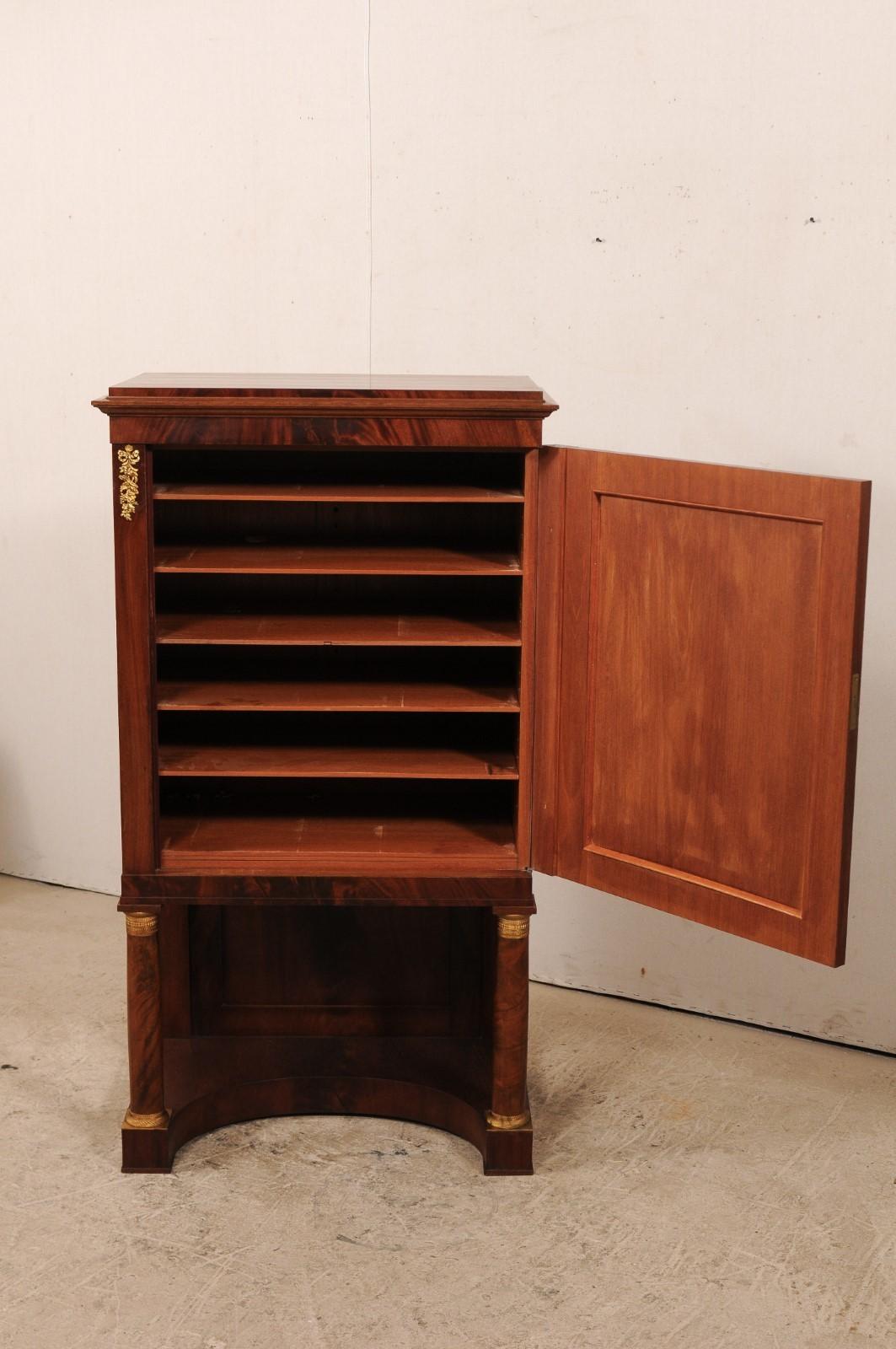 Svedese Armadio rialzato neoclassico svedese con ripiano in vendita