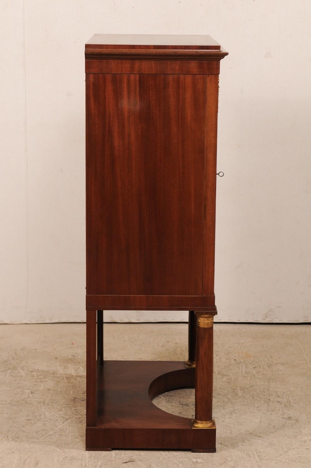 Ottone Armadio rialzato neoclassico svedese con ripiano in vendita
