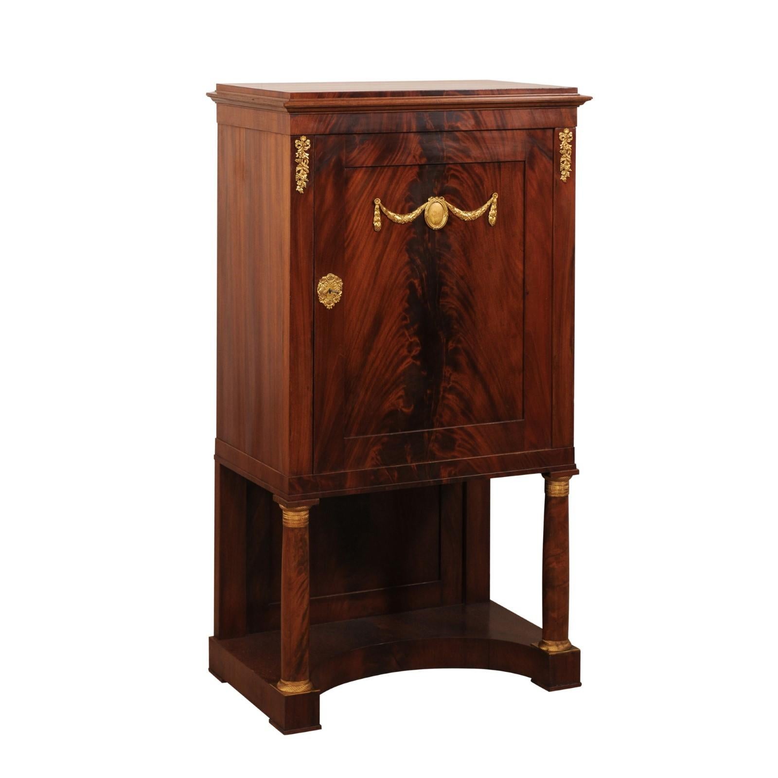 Armadio rialzato neoclassico svedese con ripiano in vendita 2
