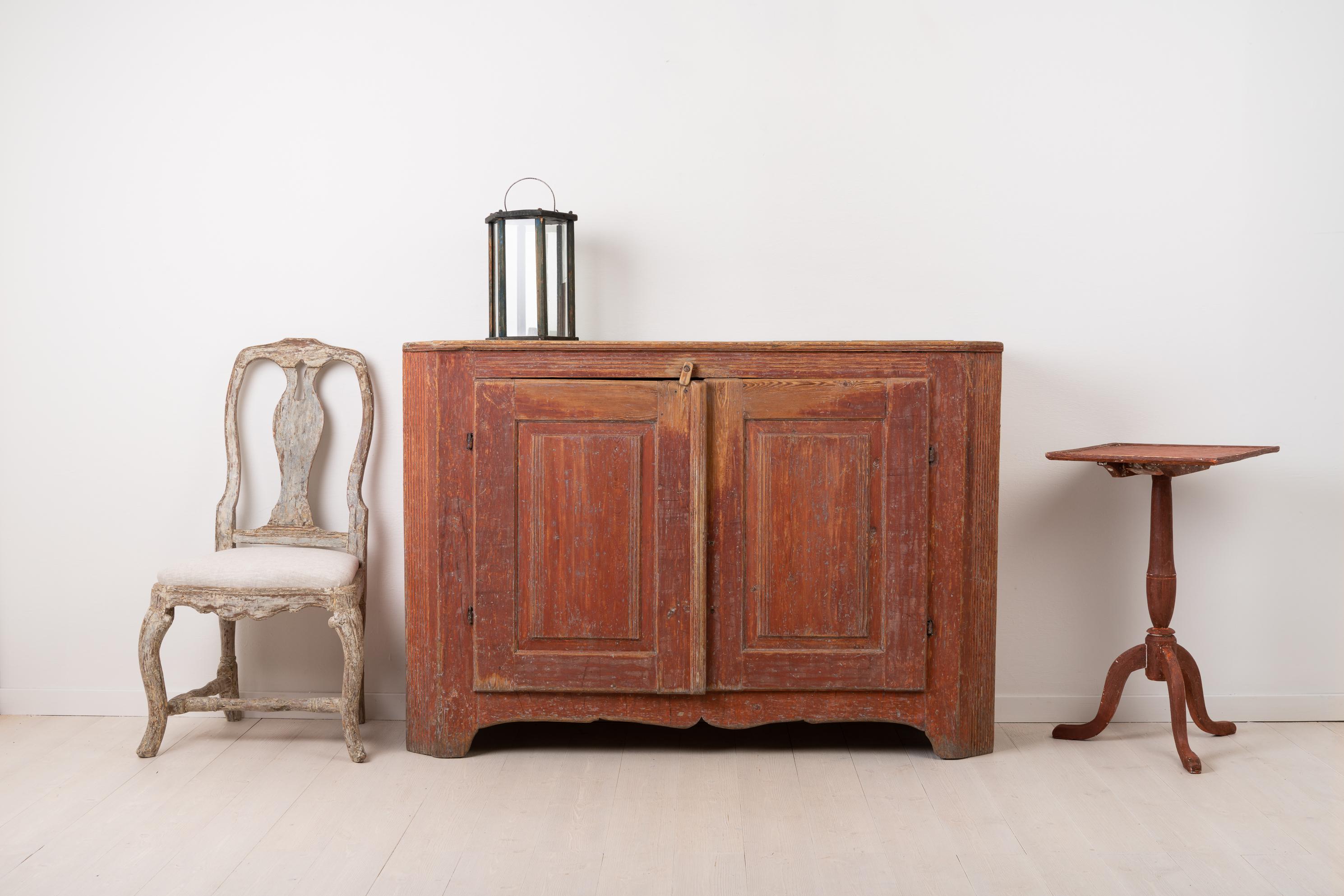 Swedish neoclassical sideboard from the years between 1780 and 1790. The sideboard is folk art and in the typical neoclassic style with straight clean lines and classic decor. Wide angled corners with ribbed designs. Original paint. Healthy and