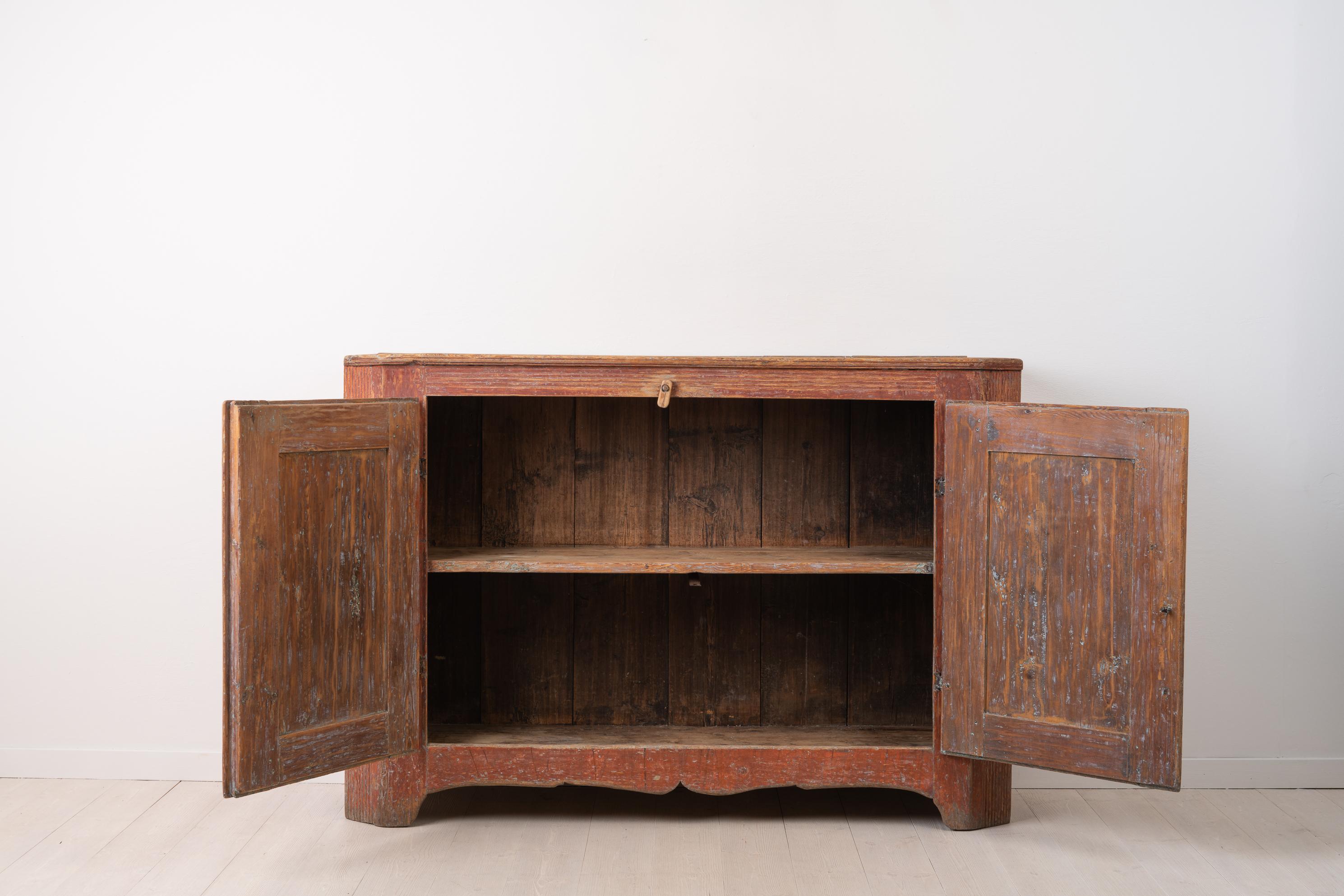 Swedish Neoclassical Sideboard with Rococo Details In Good Condition In Kramfors, SE