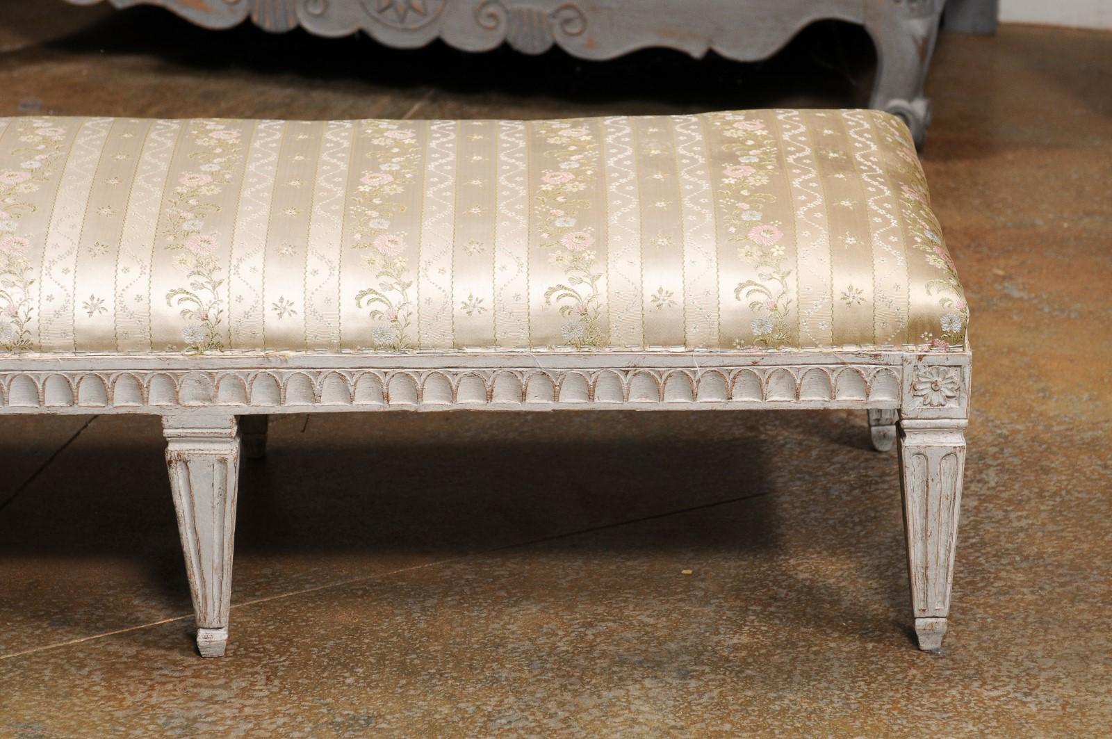 Swedish Neoclassical Style 1880s Painted Wood Bench with Carved Waterleaf Motifs For Sale 1