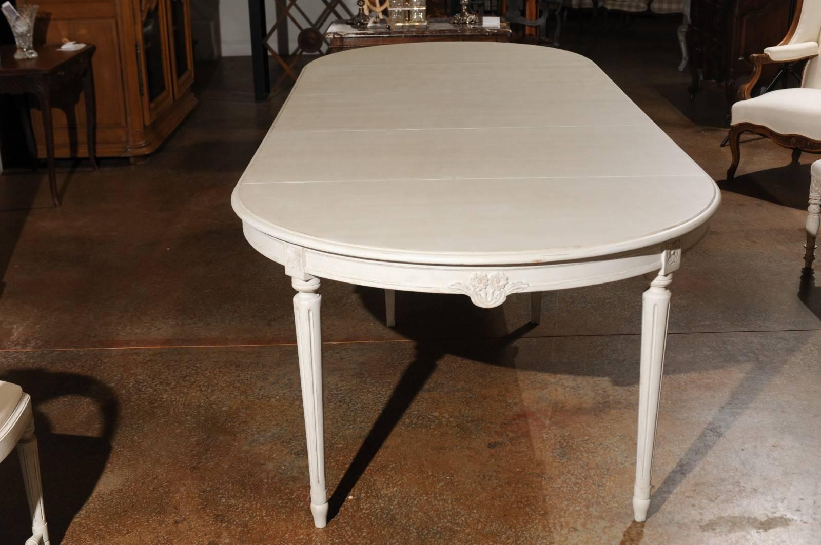Swedish Neoclassical Style 1900s Painted Extension Dining Table with Leaves  In Good Condition In Atlanta, GA