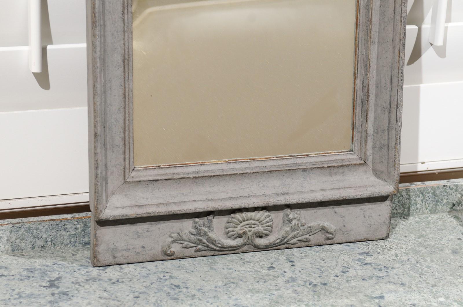 Sculpté Miroir suédois du 19e siècle de style néoclassique avec des colombes perchées sur une urne