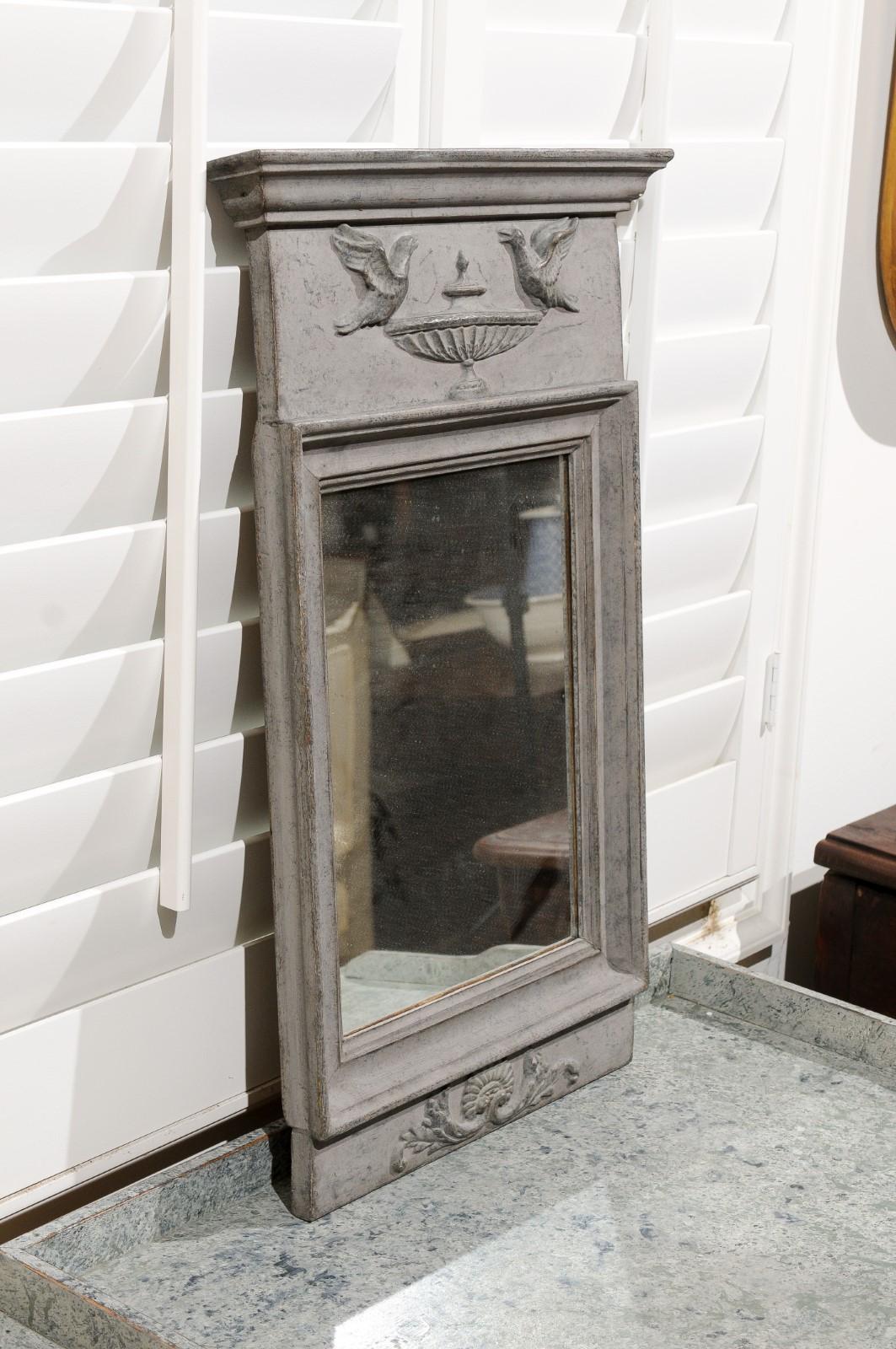 XIXe siècle Miroir suédois du 19e siècle de style néoclassique avec des colombes perchées sur une urne