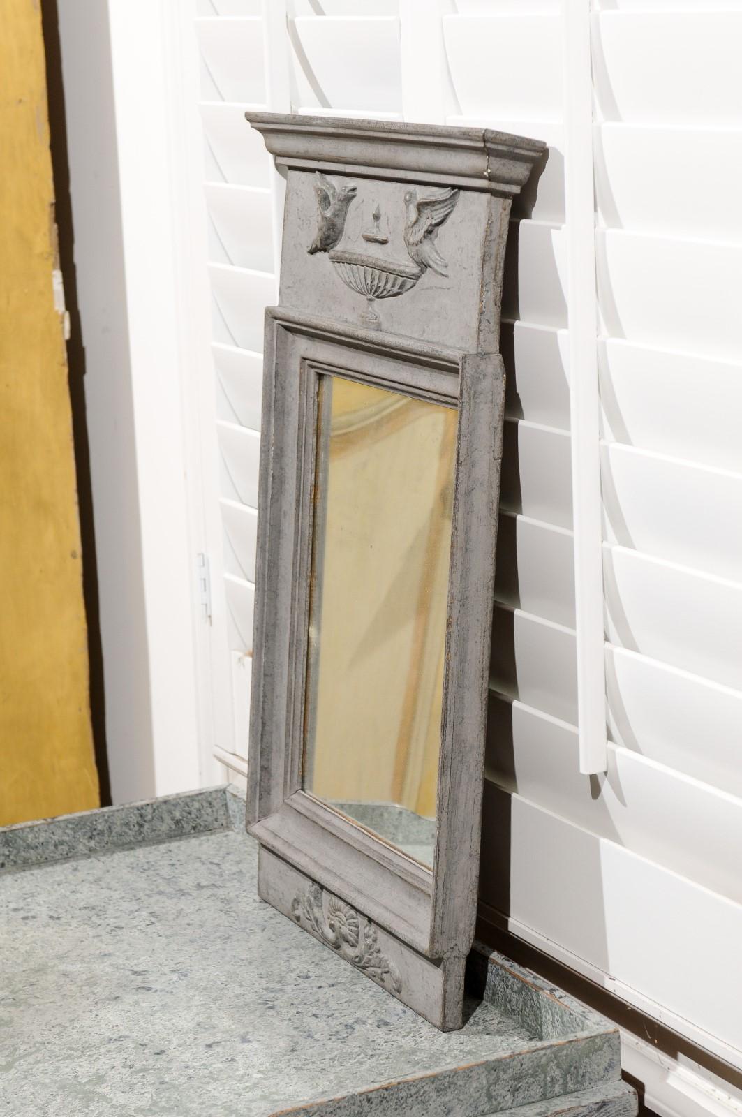 Miroir suédois du 19e siècle de style néoclassique avec des colombes perchées sur une urne 1