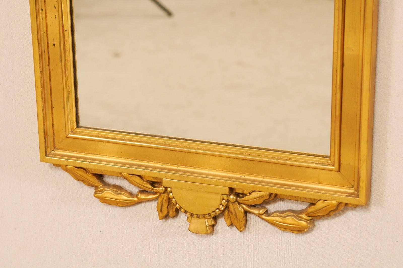 XX secolo Specchio svedese trumeau alto in stile neoclassico antico ornato e dorato