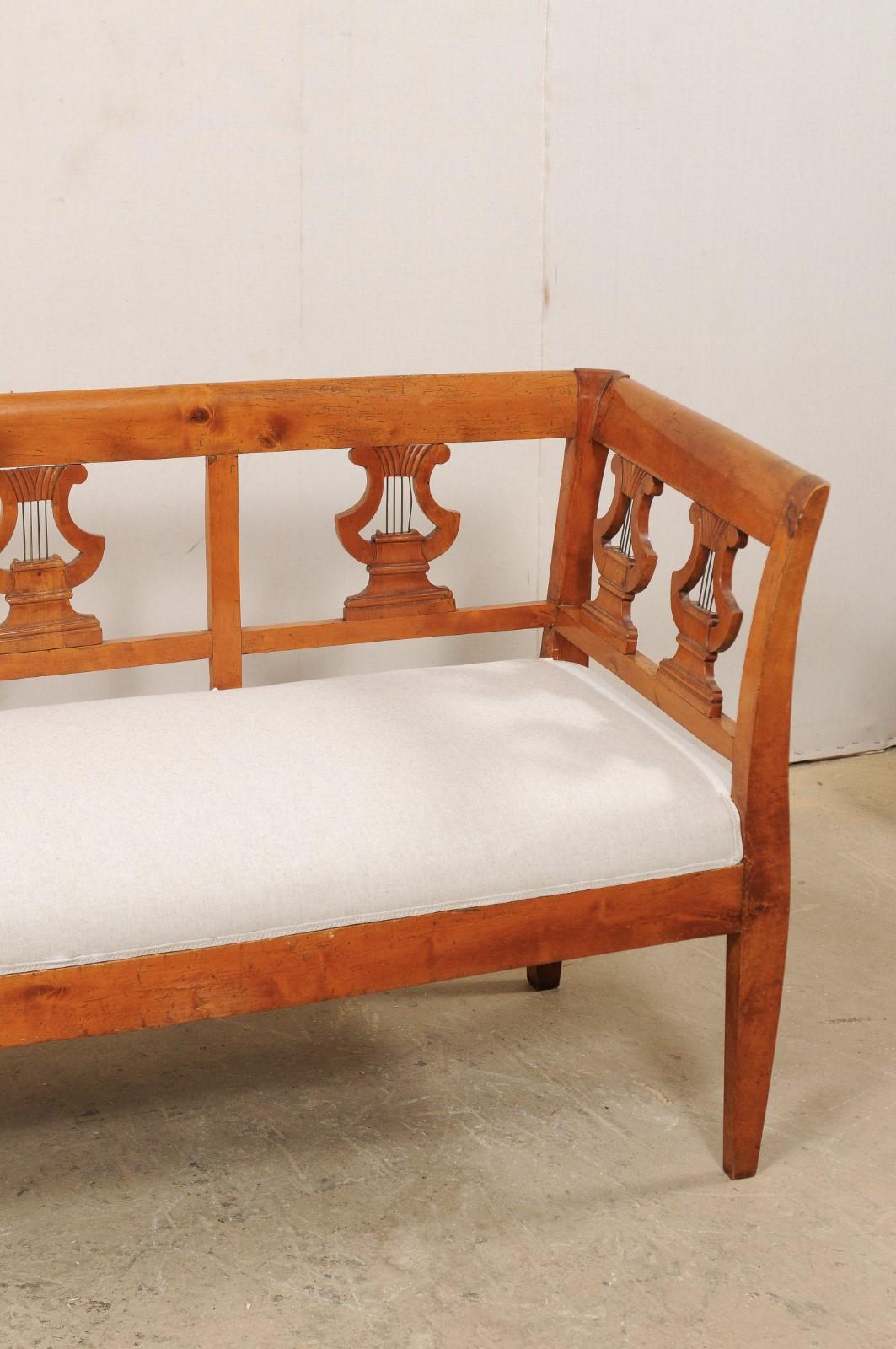 Swedish Neoclassical Style Birchwood Sofa Bench with Lyre Carvings, Mid-19th C In Good Condition In Atlanta, GA