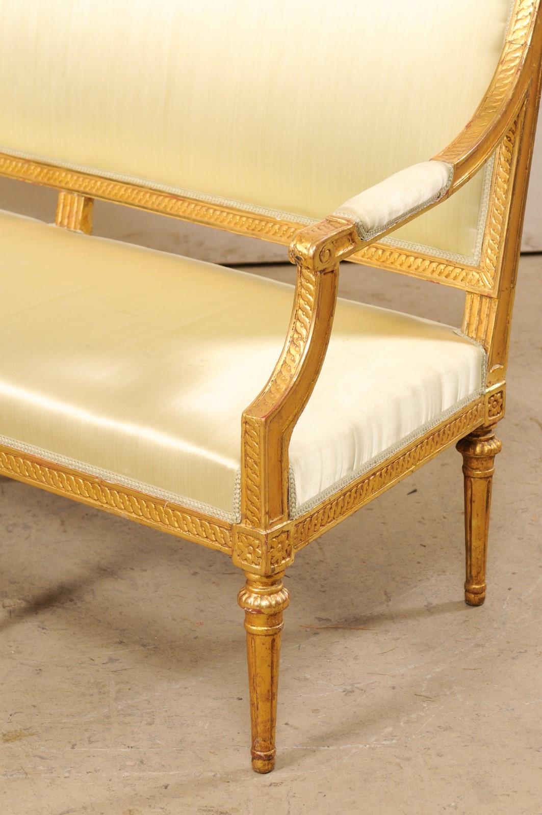 Panca da divano svedese in stile neoclassico intagliata in legno dorato e imbottita, XIX secolo. in vendita 4