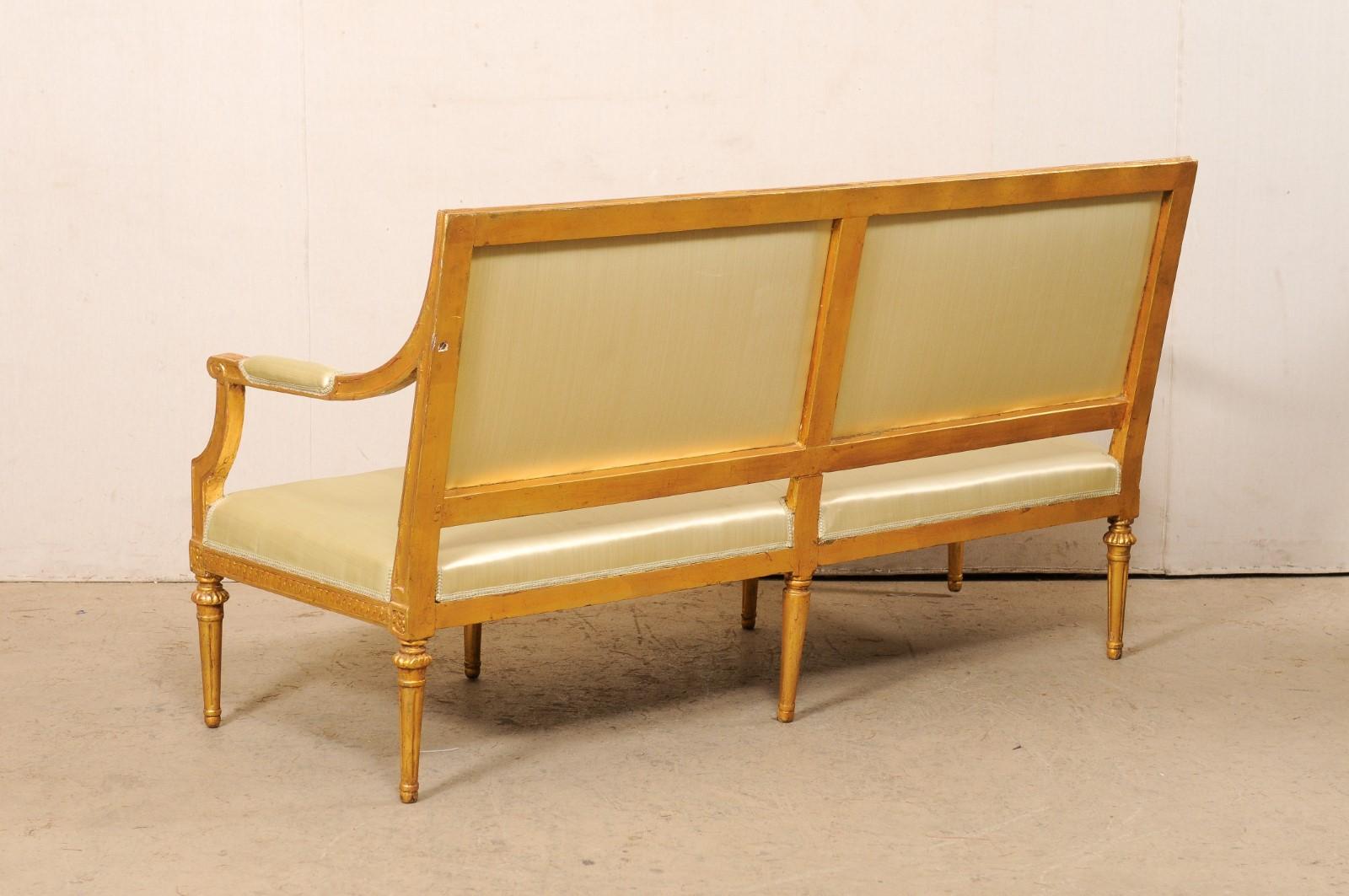 Panca da divano svedese in stile neoclassico intagliata in legno dorato e imbottita, XIX secolo. in vendita 1