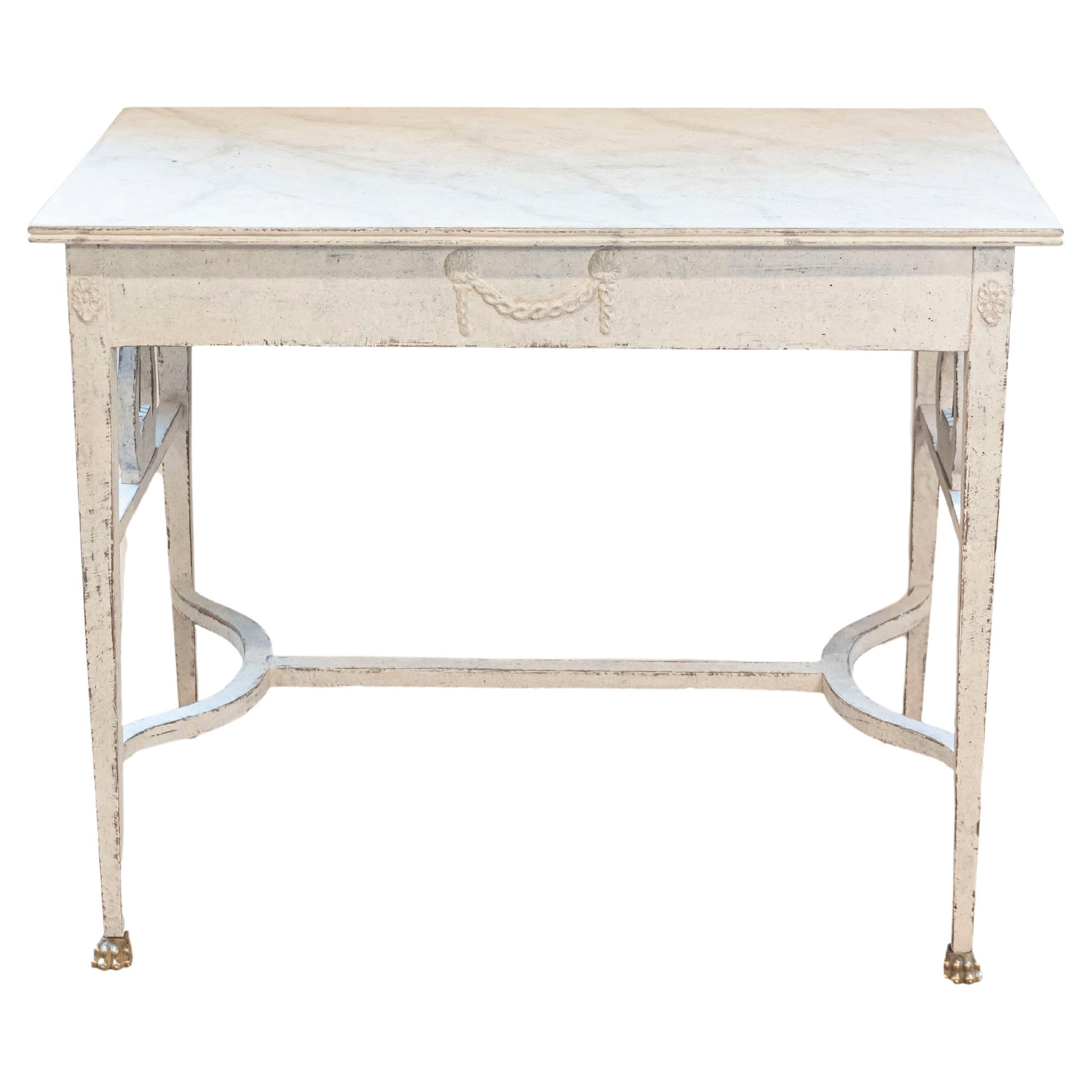 Tavolo da sala dipinto in stile neoclassico svedese con motivi a lira e piedi di leone