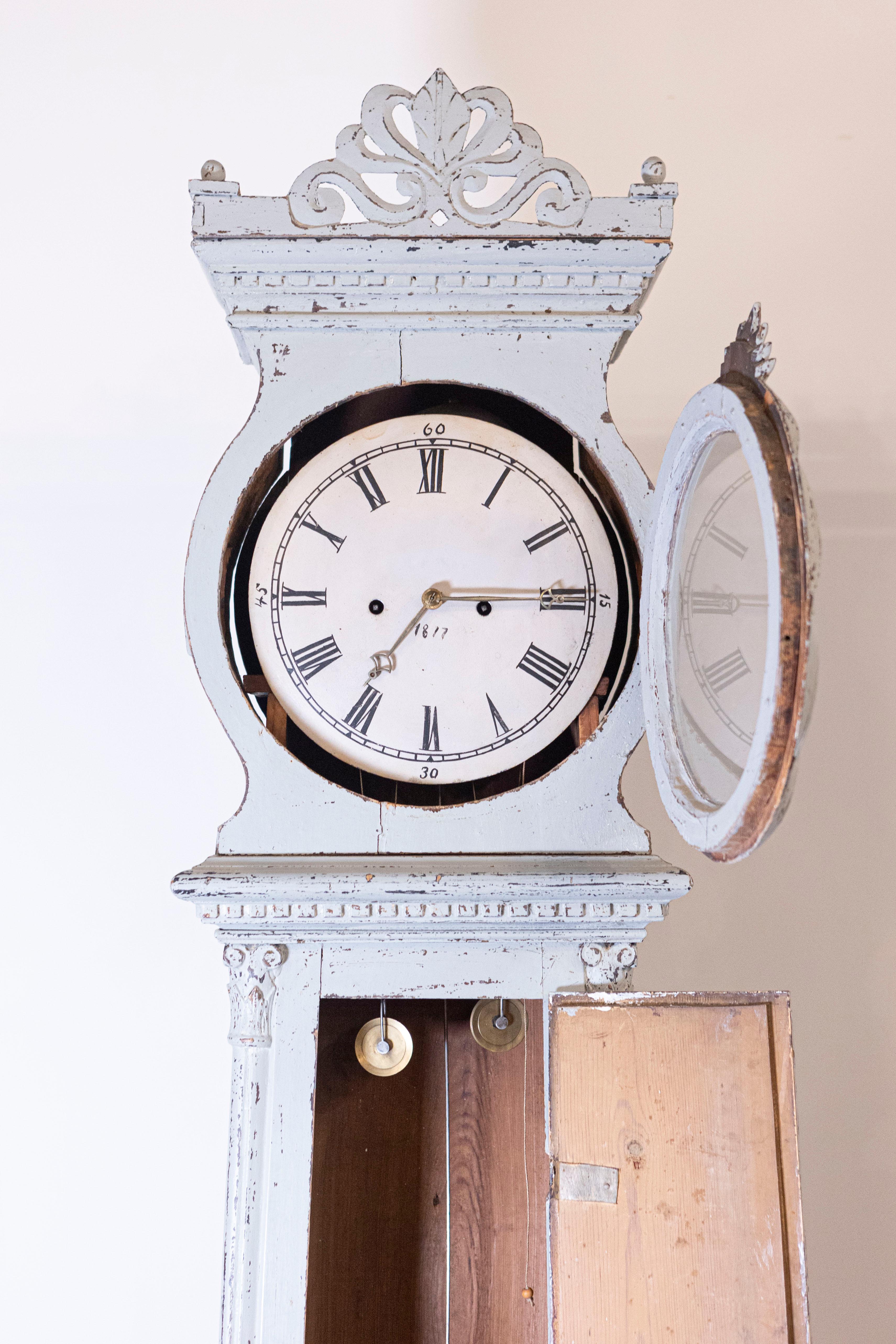 Horloge de parquet suédoise de style néoclassique en bois peint avec palmette sculptée en vente 2