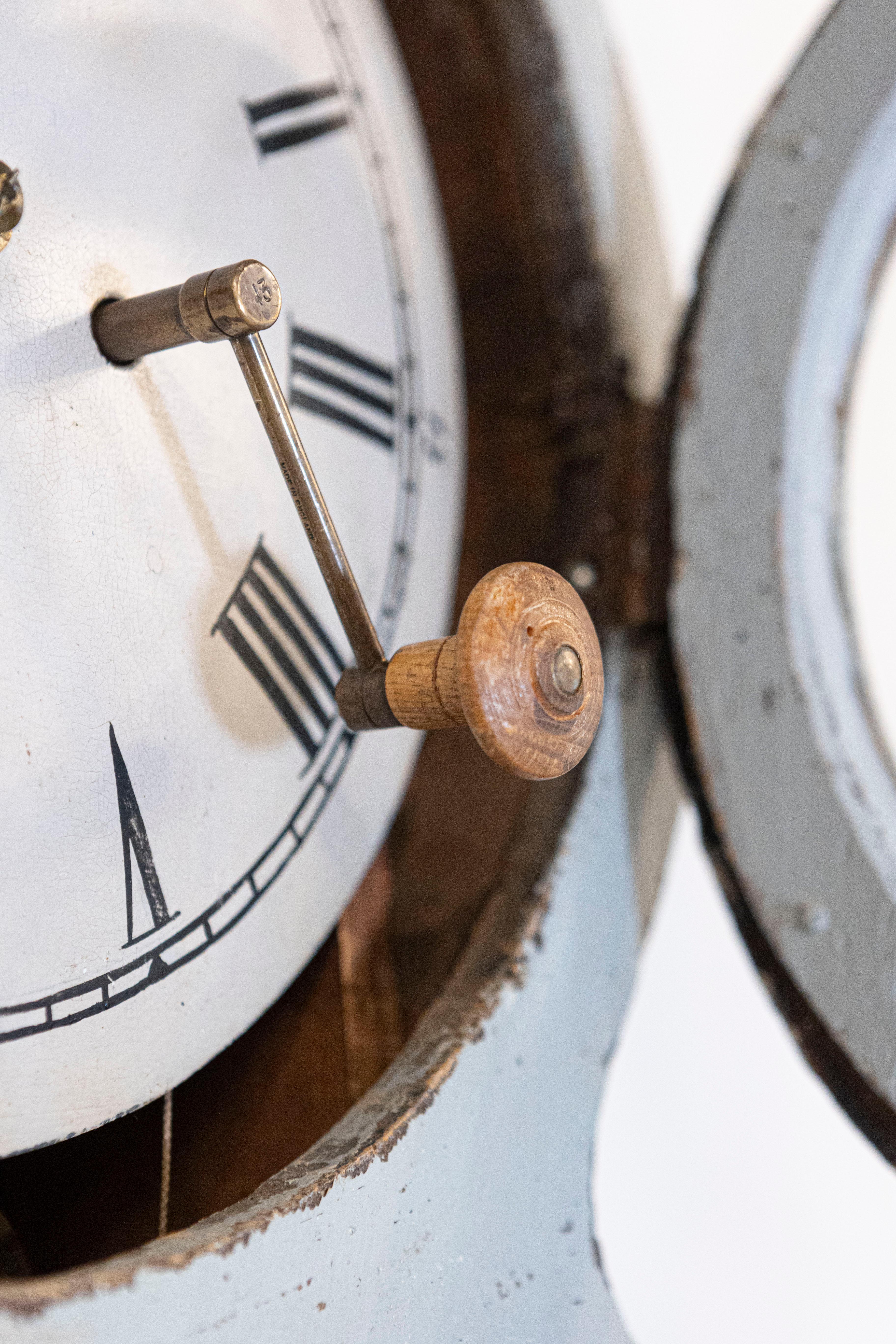 Horloge de parquet suédoise de style néoclassique en bois peint avec palmette sculptée en vente 3