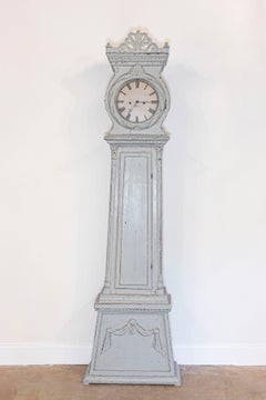 Orologio a cassa lunga in legno dipinto in stile neoclassico svedese con palmetta intagliata