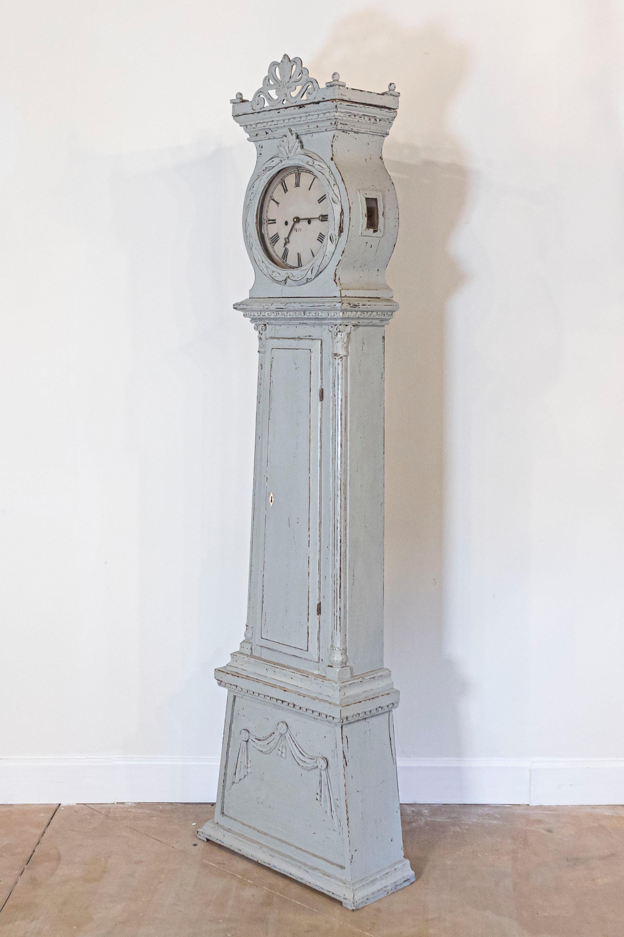 Néoclassique Horloge de parquet suédoise de style néoclassique en bois peint avec palmette sculptée en vente