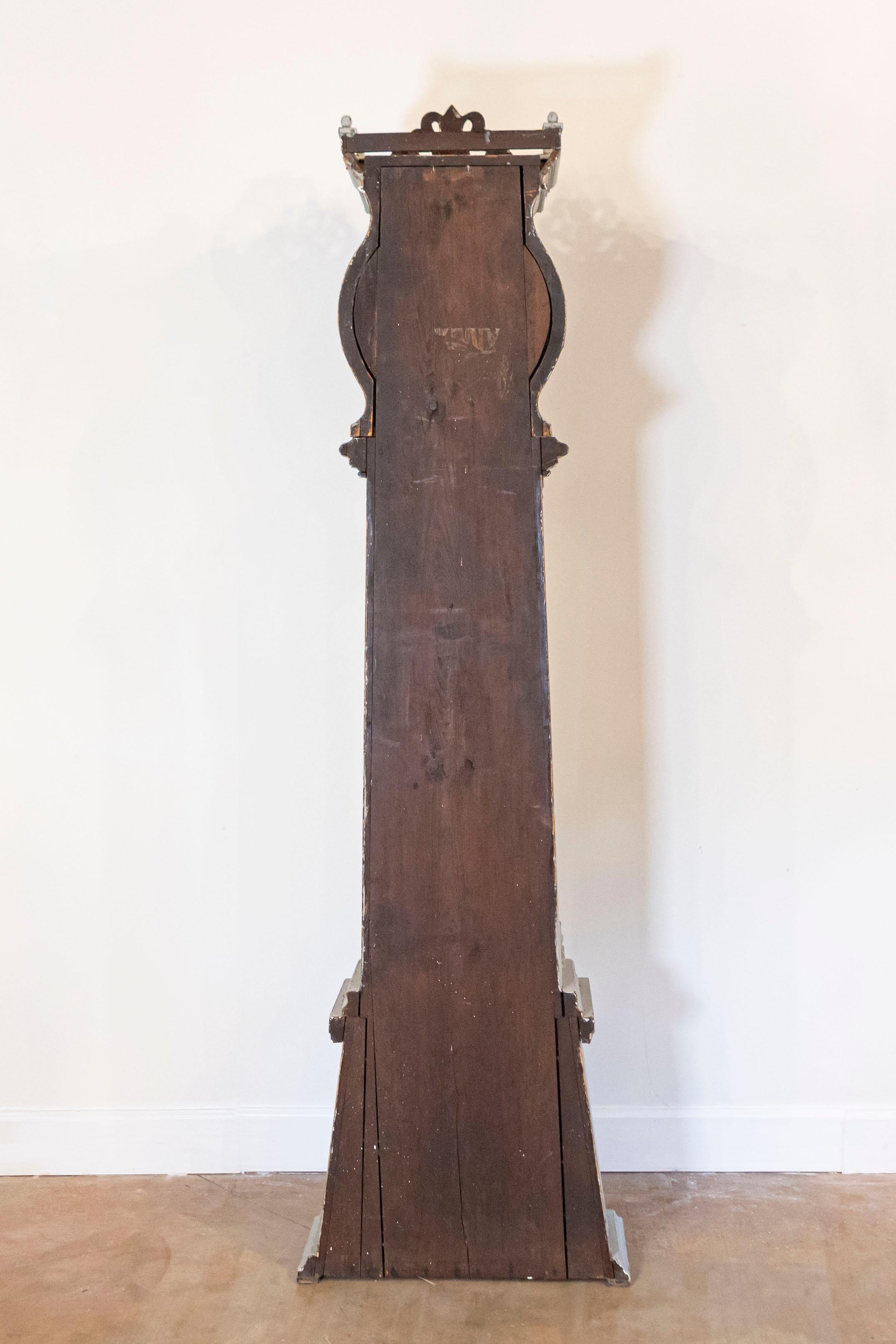 Peint Horloge de parquet suédoise de style néoclassique en bois peint avec palmette sculptée en vente