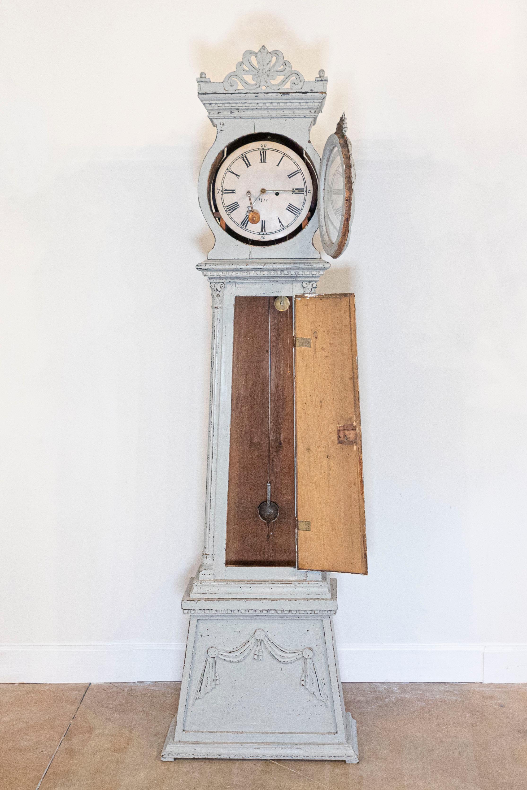Horloge de parquet suédoise de style néoclassique en bois peint avec palmette sculptée Bon état - En vente à Atlanta, GA