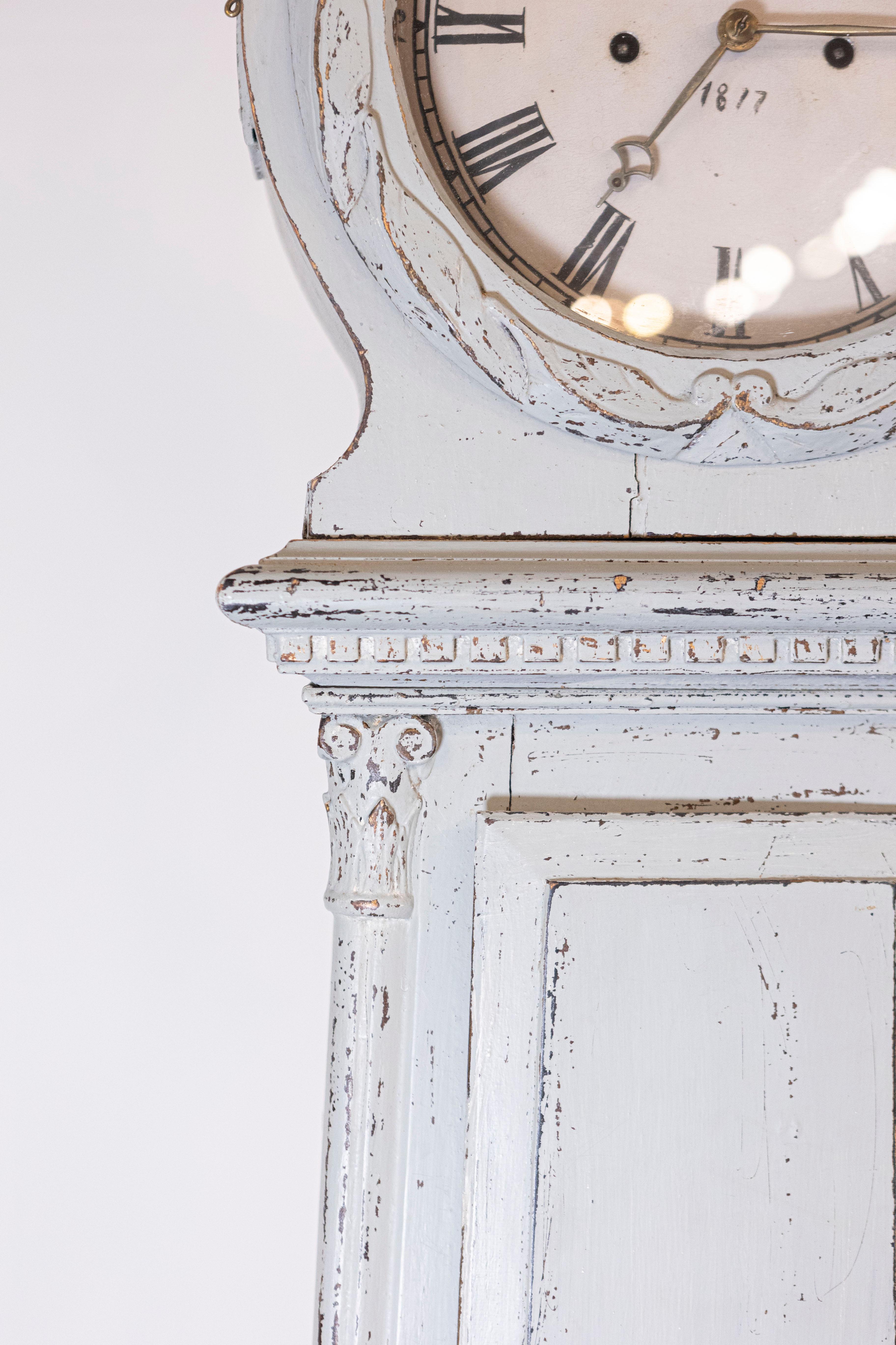 XIXe siècle Horloge de parquet suédoise de style néoclassique en bois peint avec palmette sculptée en vente