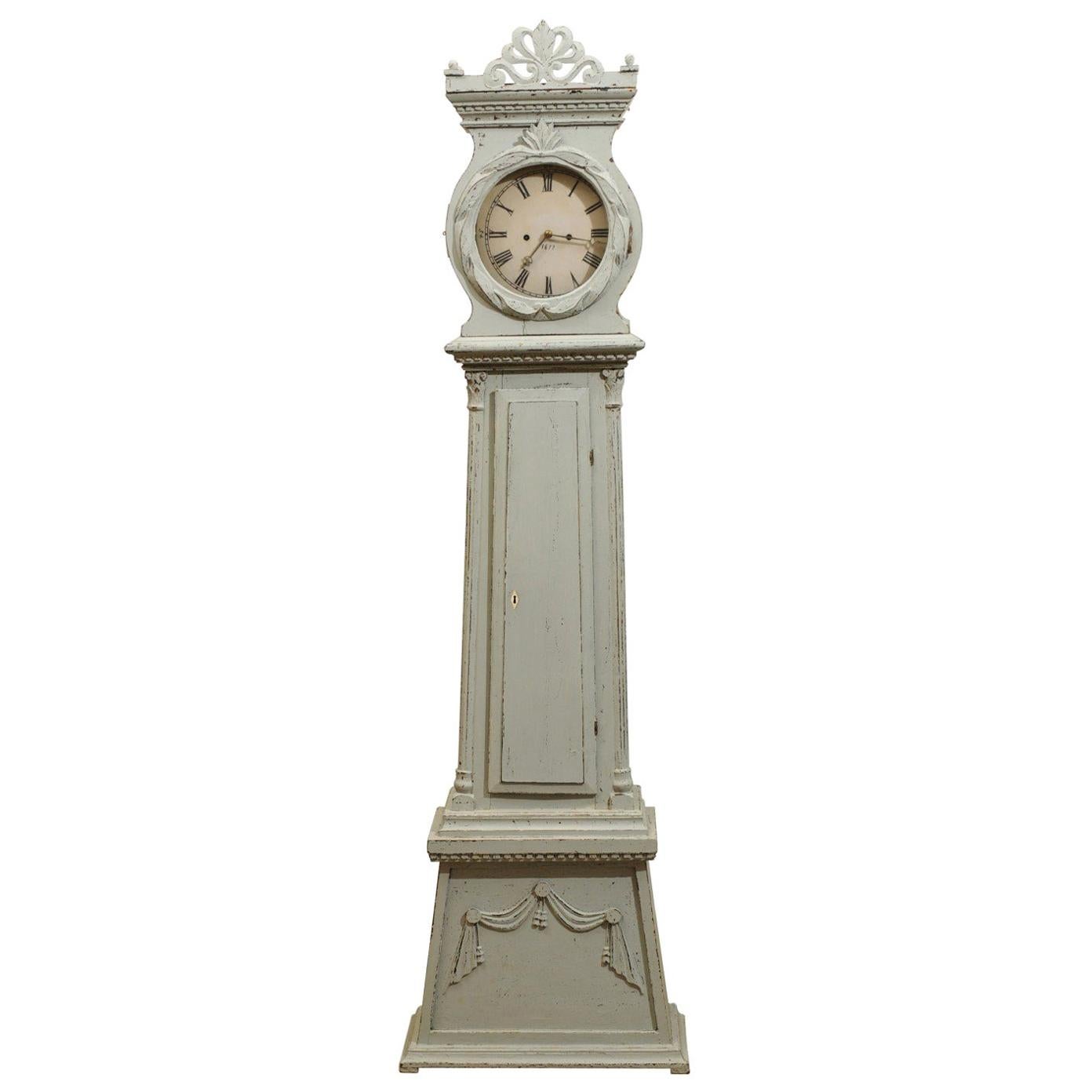 Horloge de parquet de style néoclassique suédois en bois peint avec palmette sculptée