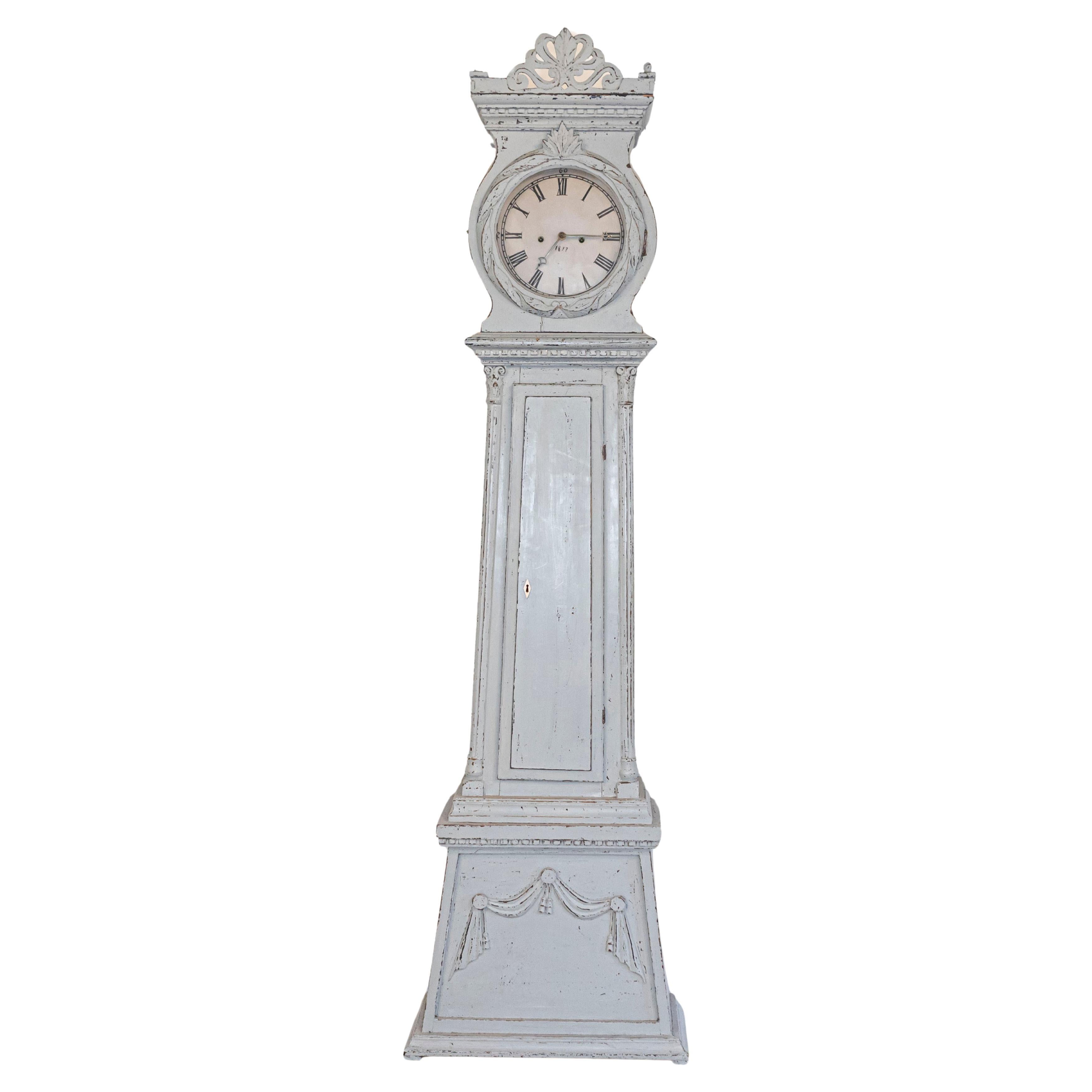Horloge de parquet suédoise de style néoclassique en bois peint avec palmette sculptée en vente