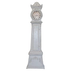 Horloge de parquet suédoise de style néoclassique en bois peint avec palmette sculptée
