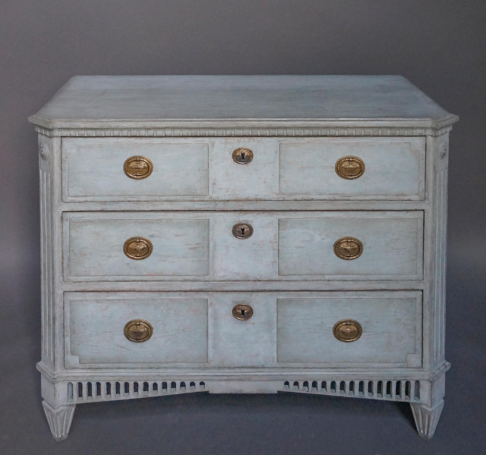Period neoclassical chest of drawers, Sweden, circa 1820, with shaped top and canted corners. The drawer fronts have raised panels with period drawer pulls and locks. Below the drawers is a curved and pierced stretcher which adds elegance to the