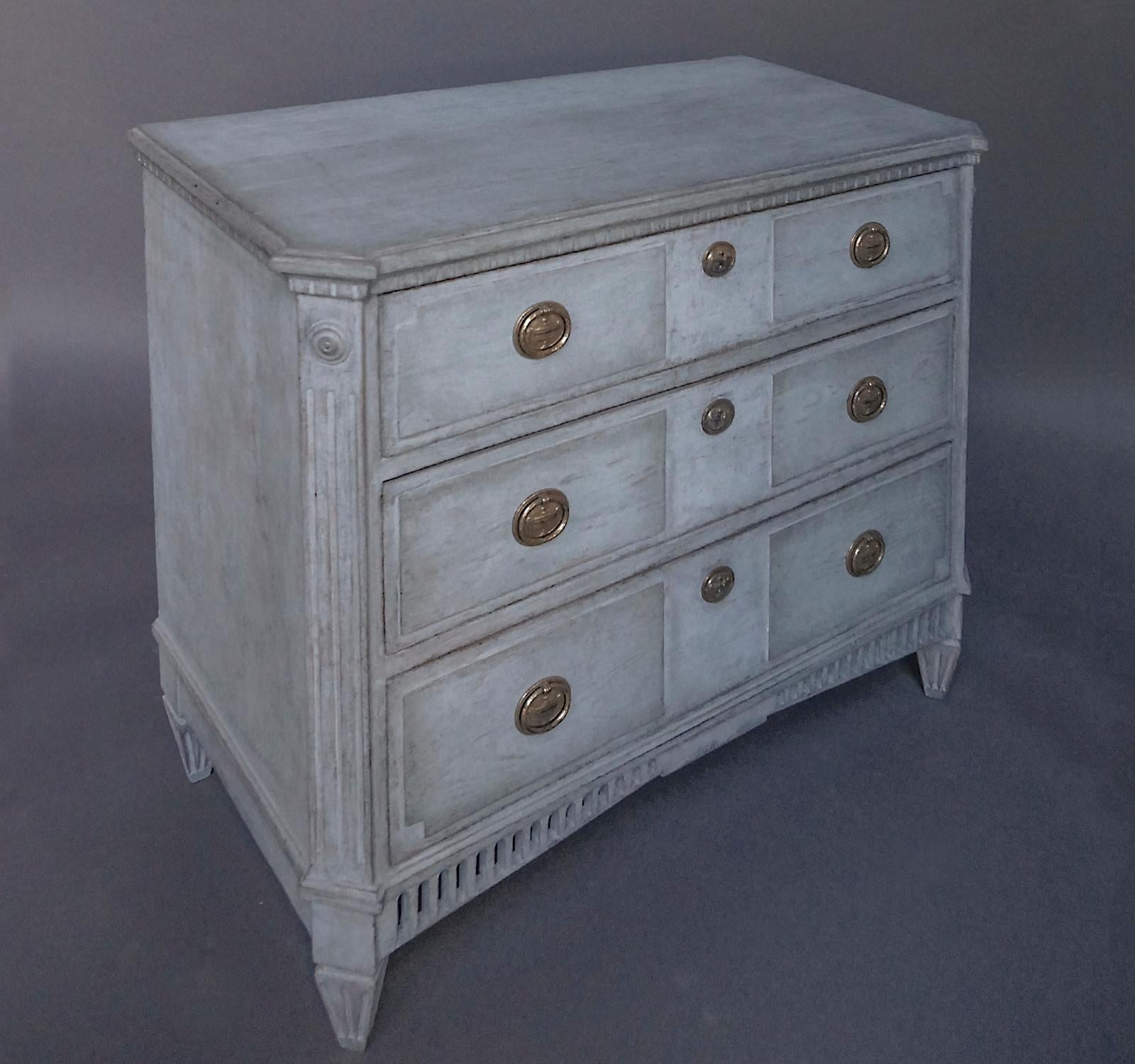 Swedish Neoclassical Three-Drawer Chest In Good Condition In Great Barrington, MA